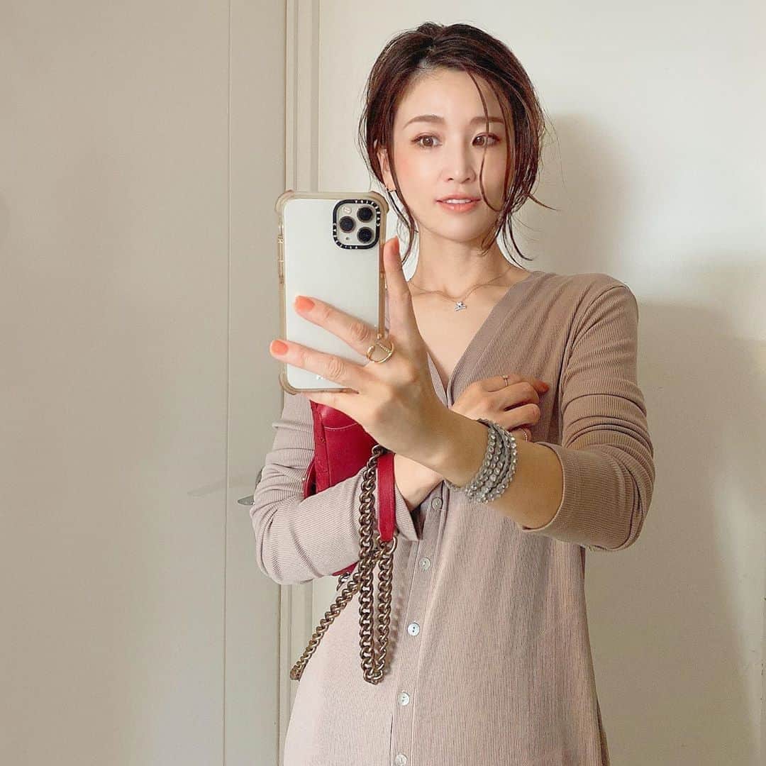 のインスタグラム：「お気に入りの @swarovski の#アクセサリー がほんと可愛い❤️ #ブレスレット はスワロがたっぷりで、スワロの輝きがキラキラ🤩付けてるだけで、ほんと華やか😊 #ネックレス は#星座　で#天秤座　♎️のカタチしてるのです☺️  キラキラはテンション上がりますね✨  最近、#シンプルコーデ に#アクセ で盛りたい気分☺️  #ニットワンピース 🧶は、初おろし💕 ・ ・ #スワロフスキー #スワロフスキーネックレス #スワロフスキーアクセサリー」