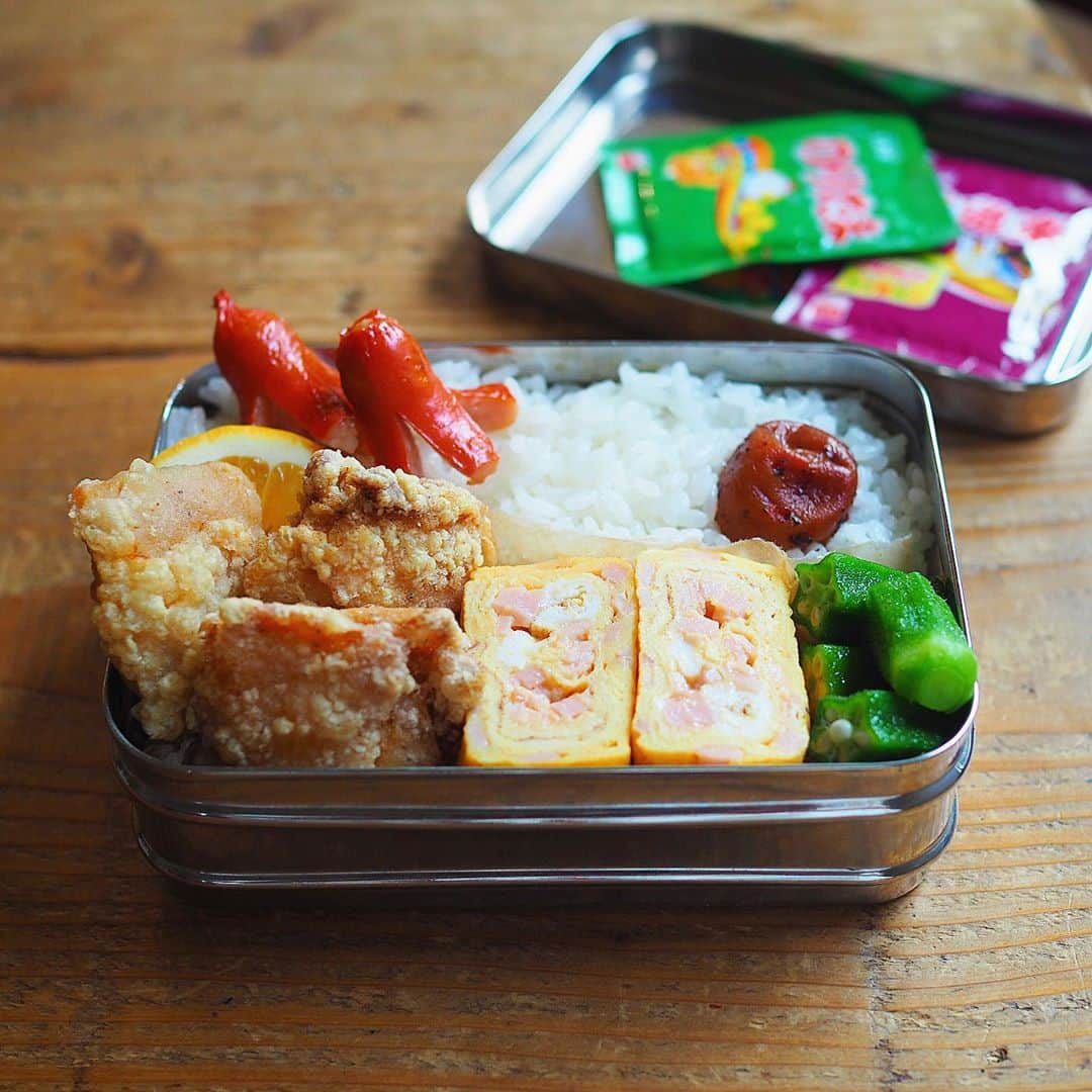 シンプルご飯が好き。のインスタグラム：「お弁当 いつもの塩唐揚げ ハム卵焼き 赤ウインナー オクラ出汁醤油和え ━━━☞━━━☞━━━☞━━━☞𓃟𓃟＊＊ 遠足だよ、のお弁当には リクエスト通りに塩唐揚げです。 絶対に３個入れてね、塩唐揚げ。 タコさんウインナーは４本じゃないよ ８本で作ってね。 ６本は手で足が2本なんだから！(本当かよ) あ、ブロッコリーじゃなくてオクラの気分。 ふりかけはかけないでおいてね 食べるときにかけるから！ 3年生にもなると食べる量も増えまして ついでに色々とリクエストも増えました。 明後日は社会科見学。 どんなリクエストがくることか。 あ、タコさん4本で作ってしまった…🤫」