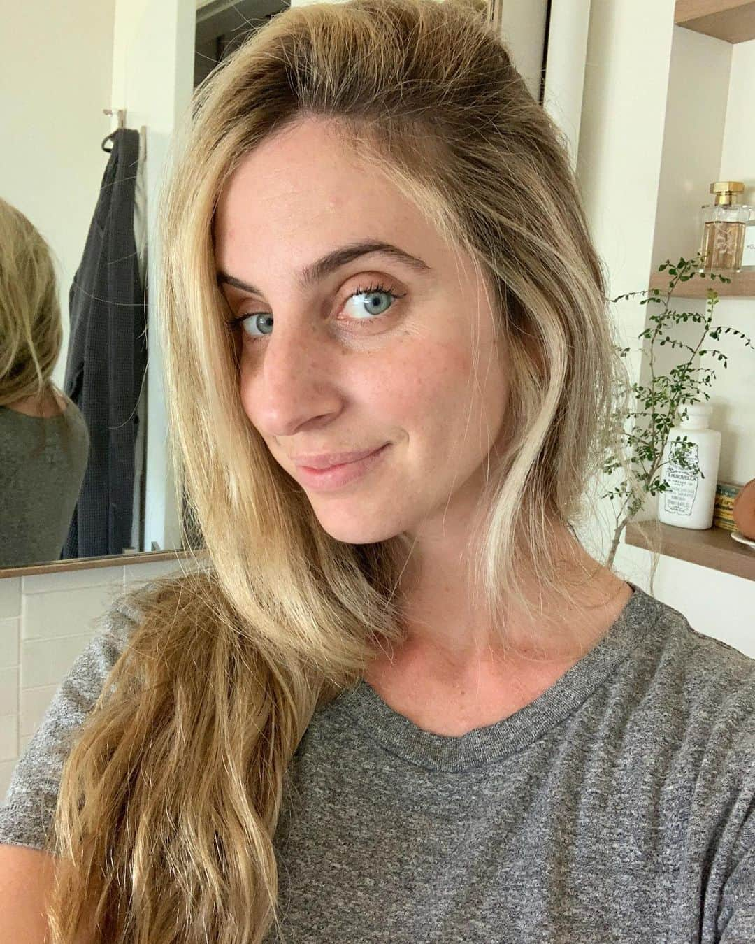 マラ・ロザックさんのインスタグラム写真 - (マラ・ロザックInstagram)「#AD I’ve talked to many mommy clients about postpartum hair loss throughout the years, reassuring them it’s normal & creating cuts/styles that will help disguise the temporary regrowth period. Then I experienced it personally & was shocked at how much hair was coming out, (not to mention how dry it became) even though I was anticipating it! I’ve recommended @Viviscal hair growth supplement for years, they are clinically proven and truly speed up the growth phase, which helps with the awkward in between moment. It’s truly the best! If you have any questions on post-partum hair loss or how Viviscal works please comment or message me. I’m taking over Viviscal’s IG in a few weeks and will plan to answer some of the top questions there too. #Viviscal #reclaimyourhair #ViviscalAmbassador #postpartumhairloss」10月7日 10時40分 - mararoszak