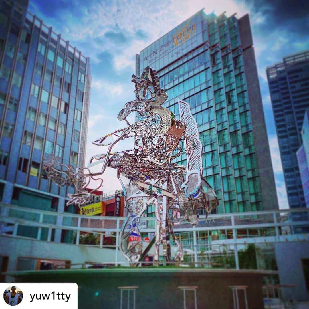 松山智一のインスタグラム：「#repost @yuw1tty 新宿駅東口 簡単に来れそうで来れなかった やっと来れた リスペクト👍 @tomokazumatsuyama」