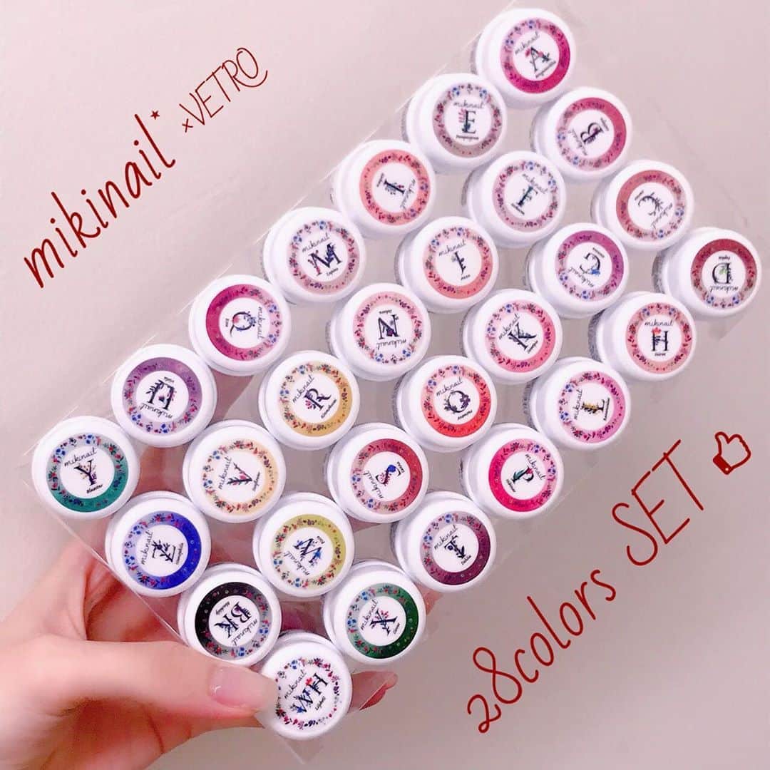 VETRO Tokyoのインスタグラム：「#19ストア新入荷 #VETRO新製品 #mikinail  【🌷mikinail🌷】 10/8から発売のミキネイルは全28色セットのみの販売となります💐💓 そしてなんと発売日の明日から11日まではセール価格で買えるお得なチャンスです！！ 透明ケースに入った可愛すぎるセットをぜひゲットしてください☺️💓  ◾️VETRO mikinail(ミキネイル) Label 　「fowermemories (フラワーメモリーズ)」シリーズ -販売価格- 4ｍｌ/税抜1,440円(19ストア会員価格) 28色セット/税抜き40,320円(19ストア会員価格) -硬化時間- LED→15～30秒/UV→1分   @vetro_japan_osono_nail @vetro_tokyo @vetro_international @minmin_nail @nailazurl_ayako @nail_miki  @chihiro_vetro @manabu.kumakura @nail_yunyu @kiyo_nails  @ayn_1004 #vetro_international #vetro_tokyo #japanesenail #japanesenailart #nails #nailart #nailartaddict #nail #instanail #instan」