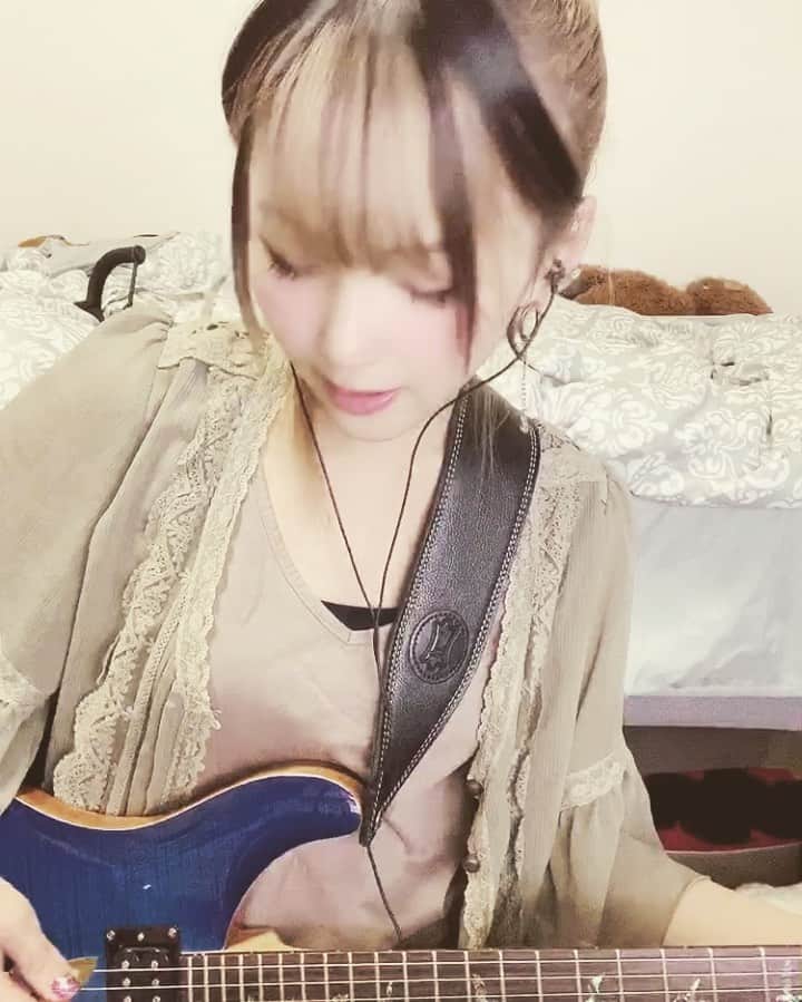 霧宮てんのインスタグラム：「最近ギターを練習してます(*'ω'*) ハスキーな声出たよ！  back number クリスマス  #うたってみた  #ギター初心者」