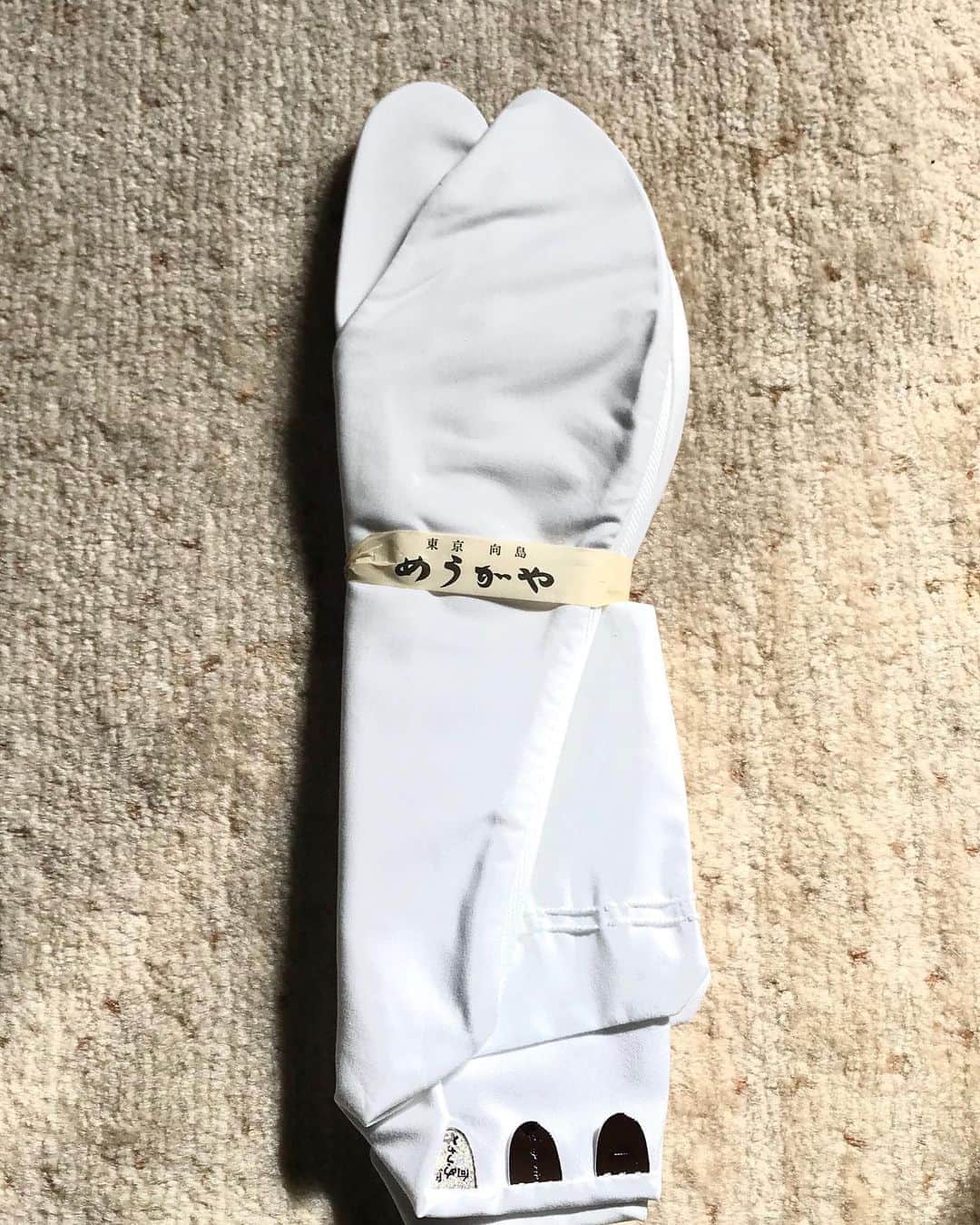 土屋眞弓のインスタグラム：「向島めうがやさんで誂えた足袋が届きました 採寸をし、私の足にぴったりの足袋です❣️ 着物を着る時、長着、帯、小物、髪型、足袋、全てに拘る時が最高に幸せ🥰✨✨  #着物 #向島めうがや #お誂え足袋」