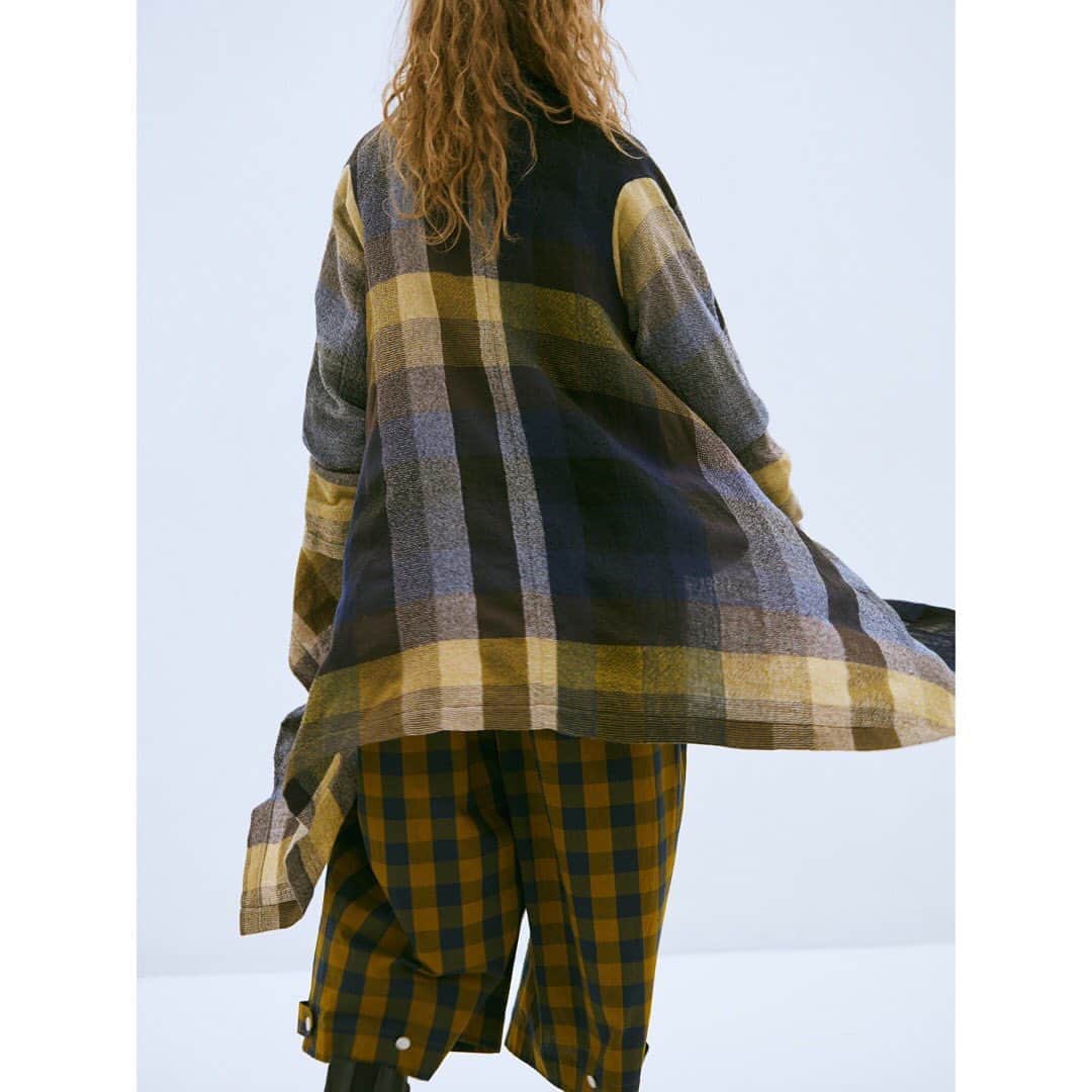 ネ・ネットのインスタグラム：「本日10月7日(水)より、ネ・ネット 2020 Autumn/Winter Collection の新作が発売となります。また10月7日(水)～11日(日)の期間は、A-net Membership のポイントが5倍となります。ぜひ、この機会にご利用ください。﻿ ﻿ ■WOOL CHECK﻿ 軽いウールガーゼのビッグチェック生地でつくった新しいはおりのアイテム。 四角い生地に袖をつけただけのようなデザインで、自由な感覚で着ることで、シルエットと柄の見え方がさまざまに変化します。 長方形の大きなストールをまとうように着られるロング丈のショートコートは、ストールに袖とポケットをつけたようなデザインで着やすく仕上げました。 ﻿ シンプルなニットやカットソーにはおるだけでコーディネートがランクアップする、実は“使える”アイテム。チェックなどの柄アイテムと合わせて個性的なコーディネートを楽しむのも◎。 ﻿ ﻿ ■Né-net STAMP CARD CAMPAIGN■﻿ 9月・10月・11月それぞれの対象期間中に、Né-netの商品を¥20,000(税抜)以上お買い上げで 1 スタンプを、押印させていただき、スタンプ 1 個、もしくはスタンプ 3 個で、オリジナルノベルティをさしあげます。10月の押印期間は、10月7日(水)〜11月10日(火)です。ノベルティのお渡しは発行店にて、2020 年 12 月頃を予定しております。﻿ ﻿ #ネネット #nenet #新作 #new #autumn #winter #2020 #collection #fashion #tokyo #wool #gingham #check #ギンガムチェック﻿」