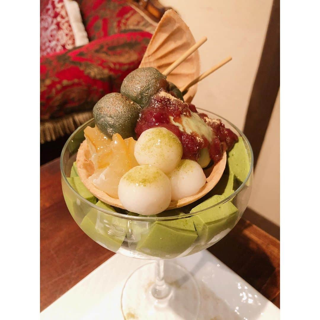 嶺恵斗さんのインスタグラム写真 - (嶺恵斗Instagram)「抹茶パフェ。 ・ 載せ忘れの抹茶シリーズ✨ これもボリューム満点！ 白玉とお団子までのってるパフェは 初めてでした❣️ 楽しいお話とともにいただくスイーツは、最高に美味でございました♪ ・ #ある日の休日 #カフェ好きな人と繋がりたい #抹茶パフェ #豪華 #スイーツ好きな人と繋がりたい #東京#ロマン亭 #新宿御苑 #主婦日記 #嶺恵斗 #love #maccha #sweets」10月7日 10時58分 - etsuko__7