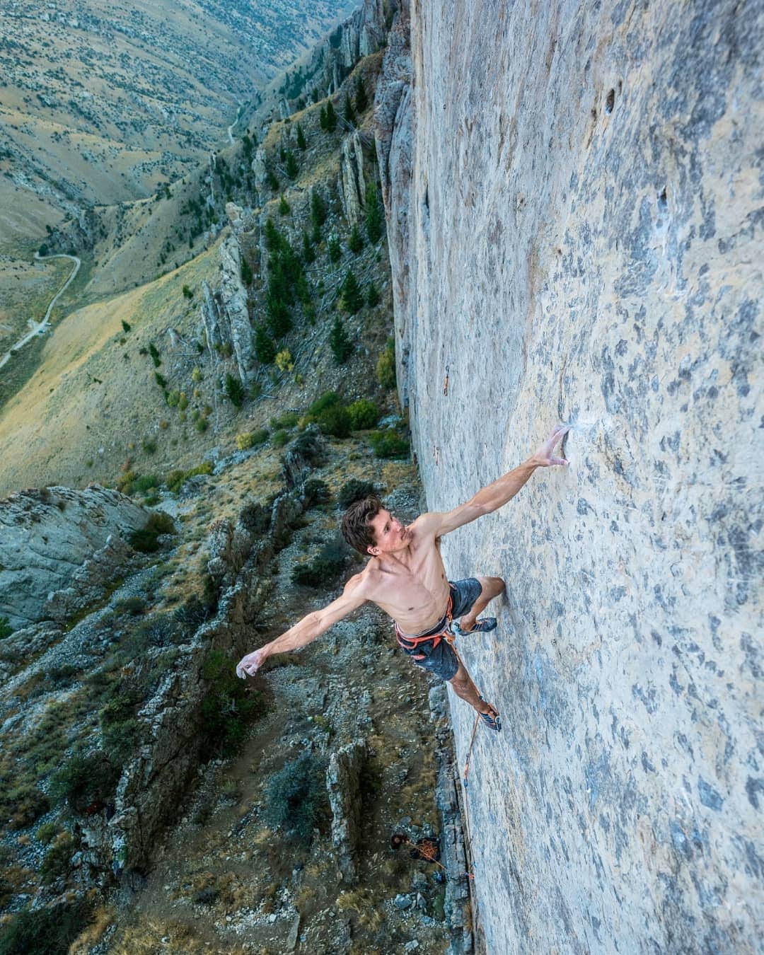 のインスタグラム：「Catalyst (14b), The Fins  In an effort to encourage all you wonderful folks out there to vote, I'll be giving away a pair of Scarpa climbing shoes to one lucky person! 😁 Use the link in my bio to be entered into a raffle. The winner will be announced next Tuesday, Oct. 13th, so get your entry in ASAP! I don't care who you vote for, it won't effect your chances of winning. I just wanna know you're taking an active role this election.  Alright, good luck everybody!   @scarpana @thenorthface @petzl_official @gnarlynutrition   📸 @neilson.ben」