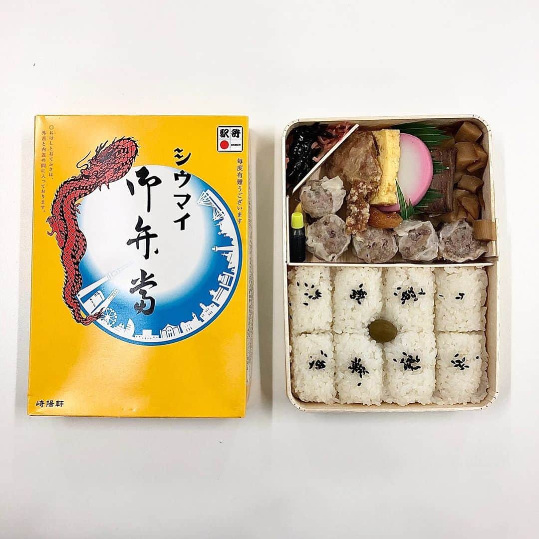 みのり(26)＠東京 ダイエットのインスタグラム：「. . . #崎陽軒 . シウマイ弁当 . . 崎陽軒といえば、これこれ。 . カラシをどっさりつける❤️ . 他にもチャーハン弁当があったけど やっぱり、崎陽軒といえばこれですな。 . . #会議弁当 . . ◉ライザップ公認の紹介アンバサダーです。 〜紹介特典で、お安く入会できます〜 . ▶︎全国どの店舗でもOK ▶︎カウンセリング予約前にご連絡ください . 📺RIZAP TVCM出演 🏅RIZAP BMG ファイナリスト2017.2018 . #お弁当 #lunch #弁当 #お昼ごはん #テイクアウトグルメ #おべんたぐらむ #グルメスタグラム #グルメ女子 #食べるの好きな人と繋がりたい #ロケ弁 #仕出し弁当 #ケータリング #キッチンカー #デリバリー #グルメ好きな人と繋がりたい #東京 #横浜 #横浜中華街 #シウマイ弁当 #崎陽軒のシウマイ #シウマイ #焼売 #日の丸弁当」