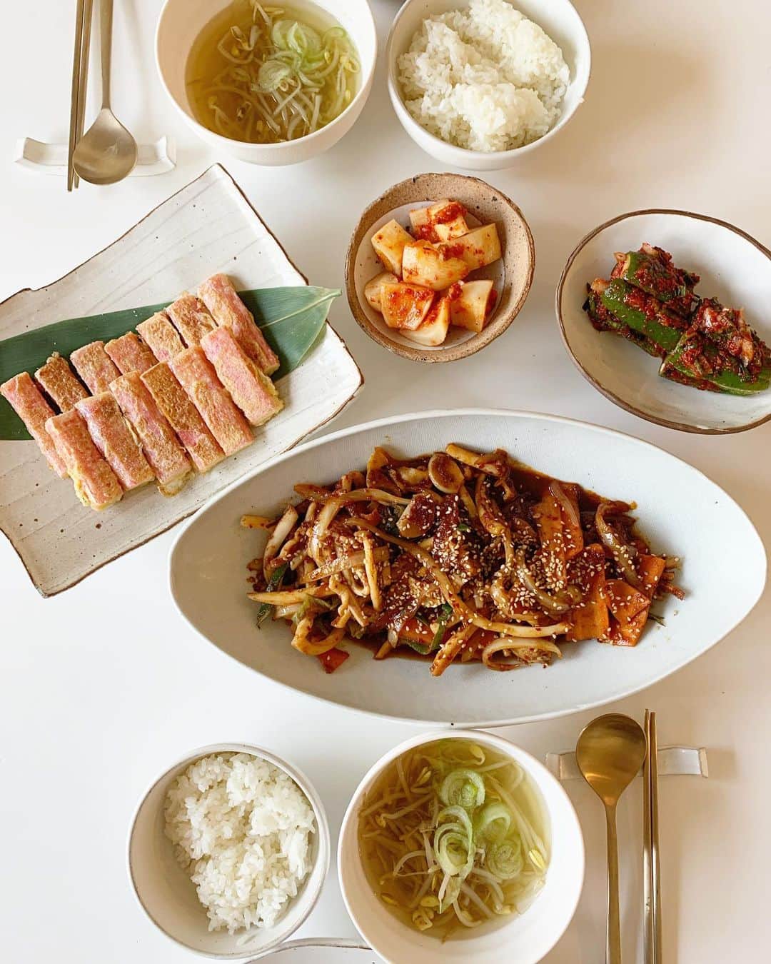 のインスタグラム：「今夜は韓国料理。イカの辛炒め。 子供たちはカレー。 오늘은 한식 오징어볶음! 애들은 카레🍛👍🏻 . . . #오늘의저녁 #한식 #오징어볶음 #콩나물국 #리나스테이블 #おうちごはん #韓国料理 #オジンオポックム #イカの辛炒め #晩ごはん #rinastable #koreanfood #homemade」