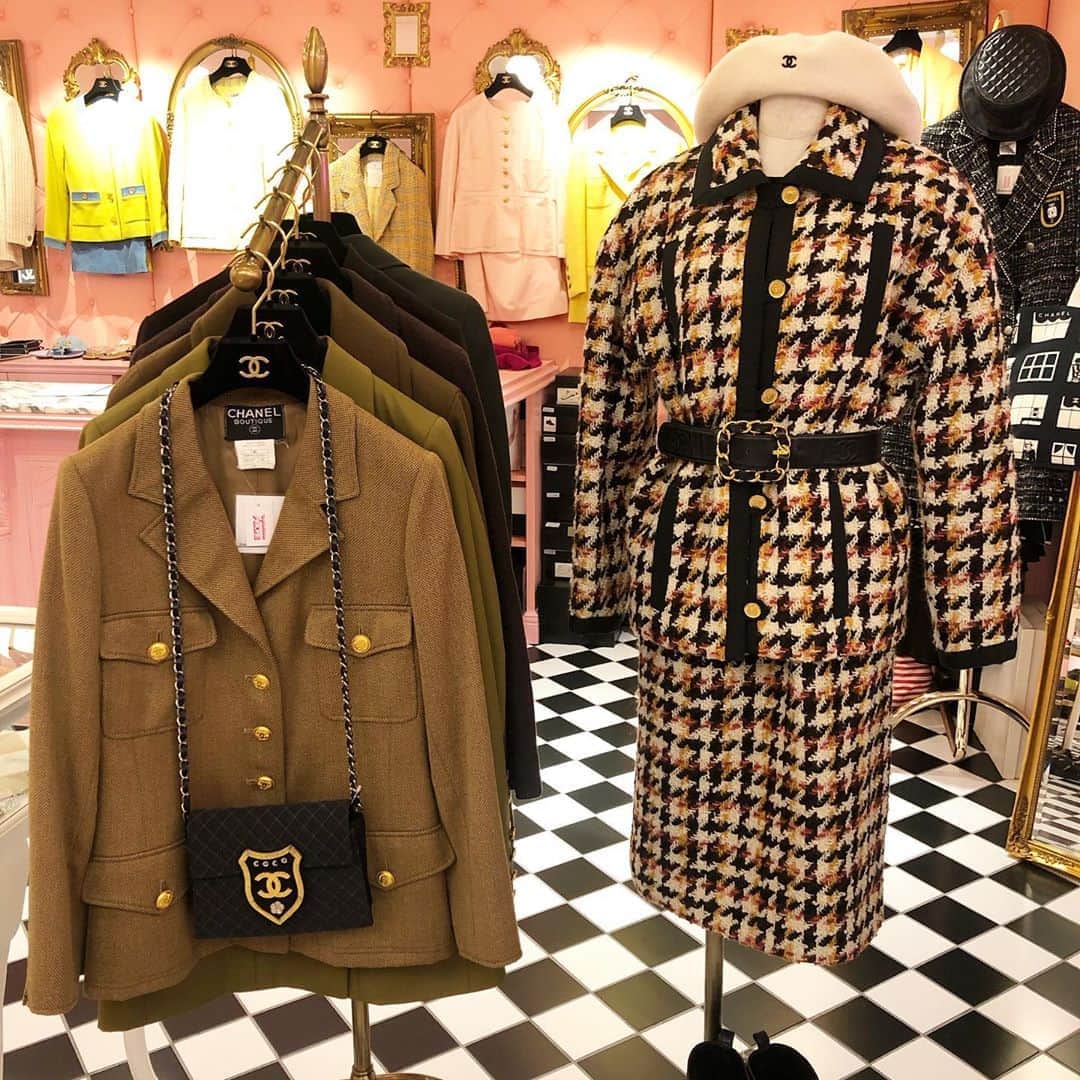 Vintage Brand Boutique AMOREさんのインスタグラム写真 - (Vintage Brand Boutique AMOREInstagram)「おはようございます🌾 AMORE wardrobe 11:00~19:30で営業しております🍇 表参道、青山へお出かけの際は、是非AMORE vintageにお越しくださいませ✨ AMORE wardrobe is open 🎃11:00~19:30✨ Come visit us for the finest vintage Chanel ready to wear collections🌤お問い合わせ /  for more info → 💌info@amorevintagetokyo.com  #ヴィンテージ #シャネル #ヴィンテージシャネル #ココ #ココマーク #ヴィンテージブランドブティック #アモーレ #アモーレトーキョー #アモーレワードローブ #表参道 #青山 #東京 #vintagebrandboutique #AMORE #amoretokyo #Tokyo #Omotesando #amorewardrobe」10月7日 11時10分 - amore_tokyo