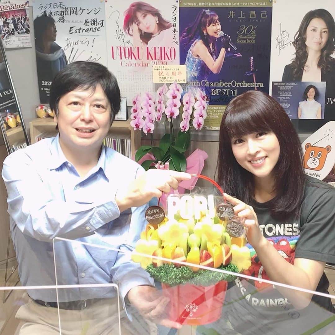 のインスタグラム：「#ラジオ日本 #加藤裕介の横浜ポップj  #4周年 ㊗️ #おめでとうございます　 💝😊🎉 #お花　 #フルーツブーケ　 💝🍏🍎🍐🍊🍋🍇🍓🍈🥝🍍🥭💝 #fruits  #flowers  #ukfamily  #thankyou  そしてそして #リスナー の皆さま✨ #UKファミリー の皆さま✨ お祝いメッセージ ✨ #プレゼント ✨ いつも本当にホントに #ありがとうございました ❣️ 💝心温まる愛に満ち溢れる 宇徳敬子のハッピー愛ランド💝 #感謝　#speacialday 💘 となりました‼️ これからも どうぞ宜しくお願い申し上げます💝✨💝✨💝✨💝✨💝  2020.10.6は毎週火曜日のレギュラー番組ミニコーナー #宇徳敬子のハッピー愛ランド  #14時半  #スペシャル　 #生放送　 お陰様で番組は 10月からも継続となり #mike  #特集　  B.B.クィーンズとして デビューし… B.B.クィーンズシスターズよ　 と本体からガールズグループ Mi-Keを結成して…  今までテレビで歌ってきた 音楽や2年半の活動の中で 7枚のアルバムをリリースして 11枚のシングルをリリース‼️ 短期間にライヴ活動は一切なく テレビとレコーディングの日々を 重ねてきた音楽の宝箱💝✨🎁 そんなアルバムめくりとまではいかなくても、10月は少しだけ紐ときしてみたいと思います。  それは、これまで皆さまと 🌈幸せの貯金〜宇宙預金🌈 #ハッピーポイントアップリレー  素敵な夢の架け橋となり ハッピー周波数が高まり💕 私の心を動かしてくれる💗 皆さまの優しくて熱くて温かい志と愛情という絆でもあります❣️  一生懸命に音創りに没頭して 青春を駆け抜けてきた証を 少しでもご紹介できたらと 感謝というお返しの恩返し企画💘　 まだまだ未知の世界を 共有して💞 ハッピーシェアしていけたらと ❤️🧡💛💚💙💜💖 10月は💁🏻‍♀️ 🎶想い出のMi-Ke特集🎶 #リクエスト #メッセージ #ありがとうございます 💝  #宇徳敬子 @utoku_keiko  #ootd #rock #rollingstonestshirt」
