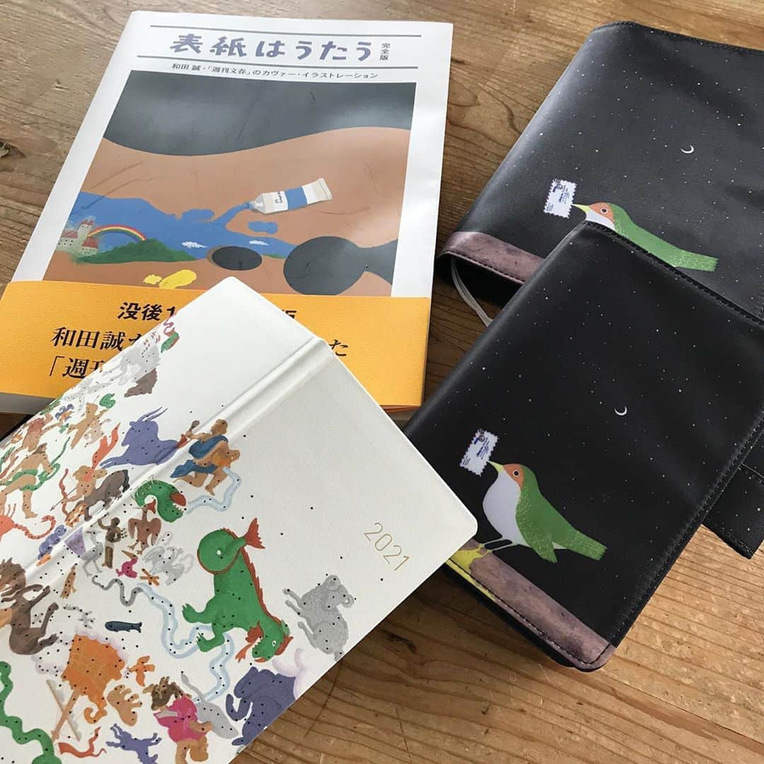 ほぼ日刊イトイ新聞さんのインスタグラム写真 - (ほぼ日刊イトイ新聞Instagram)「【和田誠さんと。】 「ほぼ日手帳2021」で、特に人気の高い 和田誠さんの手帳カバー、「時を超える鳥」の 再販売がはじまりました！ そして、和田誠さんが40年以上にわたって描き続けた、 「週刊文春」の全表紙を収録した全288ページの作品集、 『表紙はうたう 完全版』も発売となります。  本の刊行を記念して10月22日（木）から 渋谷PARCO８Fのほぼ日曜日で 和田誠さんの展覧会「和田誠さんと。」を開催します。 あらためて、没後１年に「和田誠さんと」。  本、手帳、展示‥‥和田誠さんにはきっといろいろなところで 触れてきていると思います。 ぜひあらためて作品にふれてみてください。 イベントの詳細は #ほぼ日曜日 のWEBページで！ https://www.1101.com/hobonichiyobi/exhibition/2945.html  #和田誠 さん #和田誠さんと #時を超える鳥　＃表紙はうたう #表紙はうたう完全版 #ほぼ日曜日 @parco_hobonichi  #ほぼ日手帳  @hobonichitecho_official #HobonichiTecho ENG info @hobonichi_global  #ほぼ日手帳2021 #手帳  #Hobonichi #hobo #Planner #ほぼ日 #ほぼ日刊イトイ新聞」10月7日 11時11分 - hobonichi1101