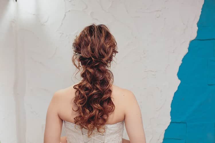 STUDIOSUNS DE&COさんのインスタグラム写真 - (STUDIOSUNS DE&COInstagram)「﻿ ﻿ 𓍯しっかりとカールをつけたローポニースタイル﻿ ﻿ しっかりとカールをつけた華やかスタイル🌈﻿ 大ぶりのイヤリングとビジューの髪飾りを合わせて。﻿ ﻿ たっぷり入ったハイライトが本当に綺麗でしたෆ﻿ ﻿ ﻿ hairmake by﻿ 岸本 愛(Ai Kishimoto)﻿ @ai.ksmt_studiosuns ﻿ ﻿ ﻿ #撮る結婚式という幸せを﻿ #d_weddingphoto ﻿ #STUDIOSUNS﻿ #SUNSHOUSE﻿ #沖縄 ﻿ #前撮り ﻿ #沖縄前撮り﻿ #結婚式準備﻿ #プレ花嫁 #卒花嫁﻿ #日本中のプレ花嫁さんと繋がりたい﻿ #全国のプレ花嫁さんと繋がりたい﻿ #ブライダルフォト﻿ #ロケーションフォト﻿ #ウェディングフォト﻿ #ウェディングドレス﻿ #ビーチウェディング﻿ #ウェディングニュース ﻿ #ウェディングヘア﻿ #okinawa #weddings﻿ #weddingphotographer﻿ #sunset #beautiful﻿ #cherish_photo_days﻿ #instawedding #beachwedding﻿ #fearlessphotographers」10月7日 11時21分 - studiosuns_okinawa