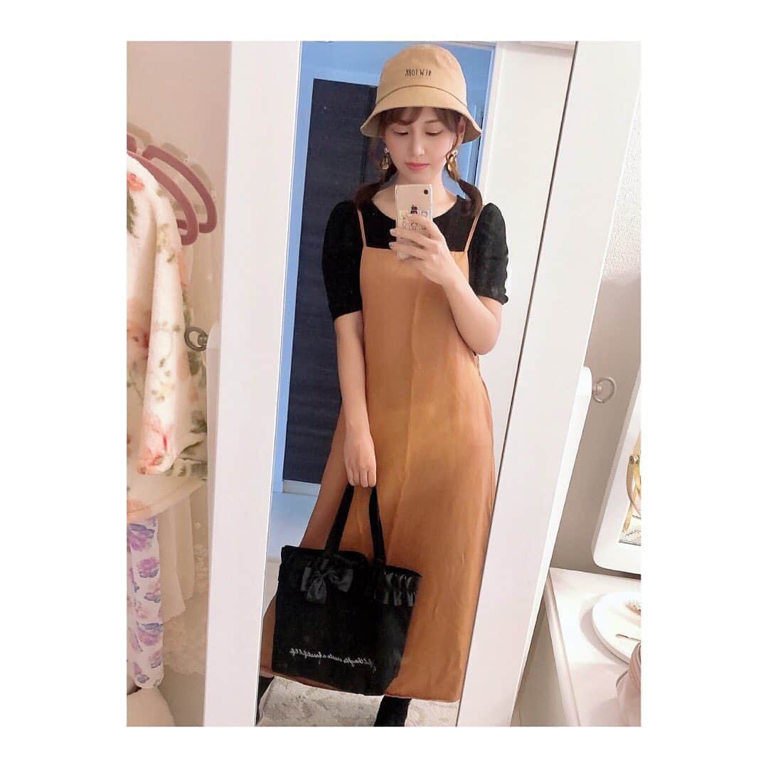 小河結香のインスタグラム：「バケットハットとトートバック 300均で買ったヤツです✋ いい年なんだからちゃんとしたの使おうよ😅 ってママに言われるけどみんなもそう思う❓ ゆんの手荷物ほとんど雑誌の付録か 100均300均なんだが…💧 お洒落って難しいね💦 #安上がりな女 #プチプラ #プチプラコーデ #バケットハット #トートバック #300均 #お洒落になりたい」