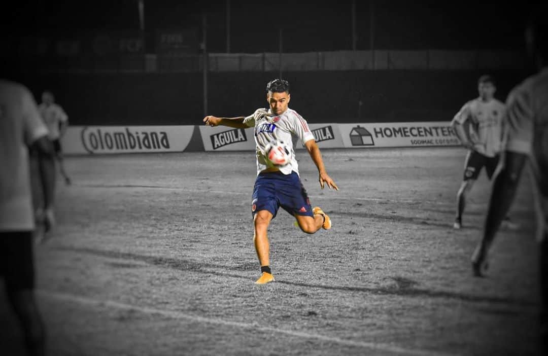 サッカー コロンビア代表チームのインスタグラム：「📸 Afinando para el debut 🎯 ⚽  @falcao   #VamosColombia 🇨🇴」