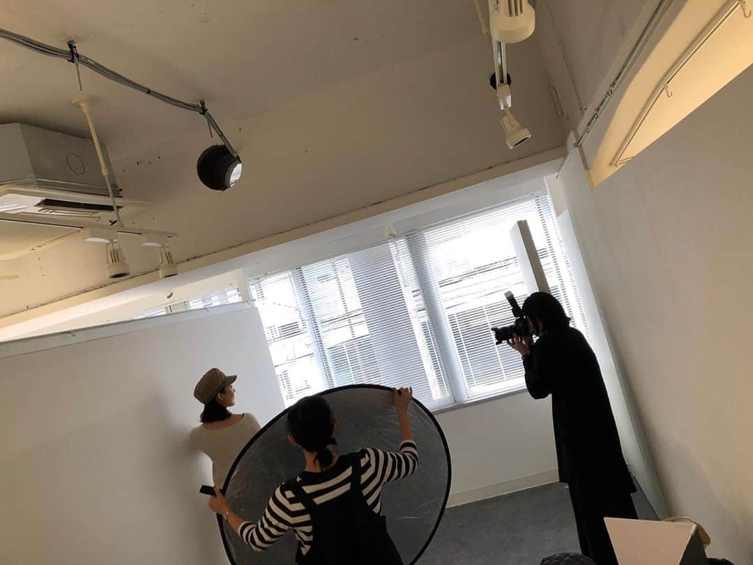 田中美里のインスタグラム：「jinnobeatshitecassie オフショット。  長い時間をかけて相談しながらゼロから帽子の形やデザイン、色、素材を選んだり、自分でスタジオを予約したり、フォトグラファーのfujikoさんにどんな風に撮りたいか気持ちを伝えたり、また役者とは違う面白さを感じています。  きっかけを下さった八百吉さん。 そしてジンノビートシテカッシを支えてくれる全ての方たちにとっても感謝しています。  だいぶ、涼しくなってきたので秋冬の帽子が活躍しそうで楽しみ。  #yaokich #unchapeau  #jinnobeatshitecassie #ジンノビートシテカッシ #帽子  #ジンノビパートナーAさん @fujiko_blue  @ohmoriyohei  ＋千歌ちゃん  #今回は参加できなかったけど #いつも私を女優に切り替えてくれる ヘアメイク @shizue_517   #いつもありがとうございます」