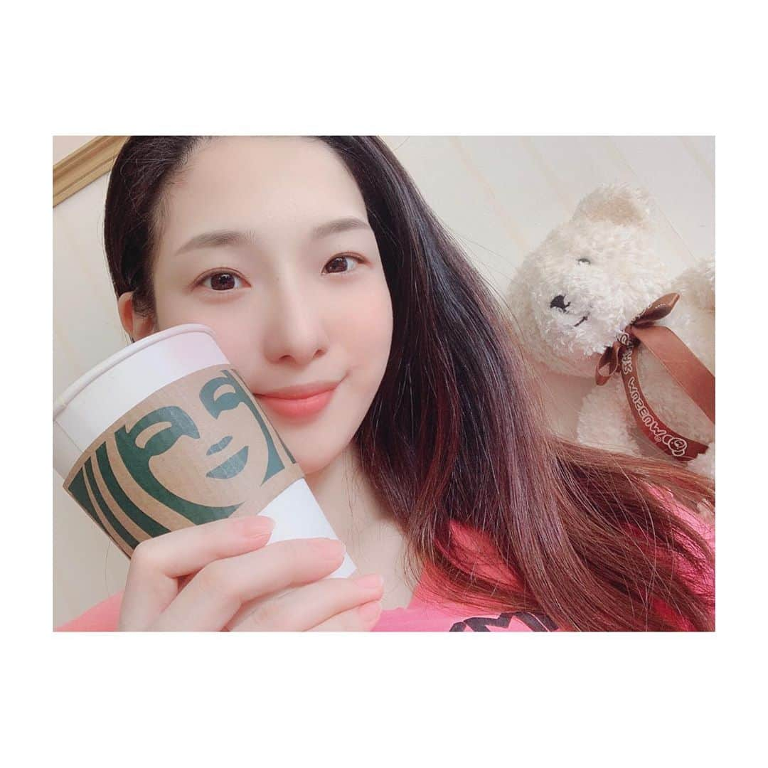 すみれ乃麗さんのインスタグラム写真 - (すみれ乃麗Instagram)「先日は沢山のお見舞いコメント、ありがとうございました😇🙏💓. . またまたスタバ投稿になりますが、今朝お散歩がてら抹茶ティーラテを買いに行ってきました💕. . ぺちだいさん@pechidai_starbucks というスタバloverのインスタグラマーさんのオーダーシートを参考にカスタマイズ抹茶ティーラテに挑戦✨✨✨濃厚な味わいで、少し贅沢な朝のティータイムになりました😍. . . 東京も今朝はグッと気温が下がりましたね！台風も近づいてますし、明日明後日は寒くなる！？ようですので、引き続き体調に気を付けたいと思います😇. 今日もゆっくりお家でYouTube（蘭乃の朗読を）見ようかな💕. . 皆さまもどうぞご自愛ください❣️❣️❣️. . . #starbuckscoffee #抹茶ティーラテ #ぺちだいさんのオーダーシート . #すみれ乃麗 . . #蘭乃はな の朗読 YouTubeにて是非ご覧ください💓💓💓」10月7日 11時30分 - reisumireno