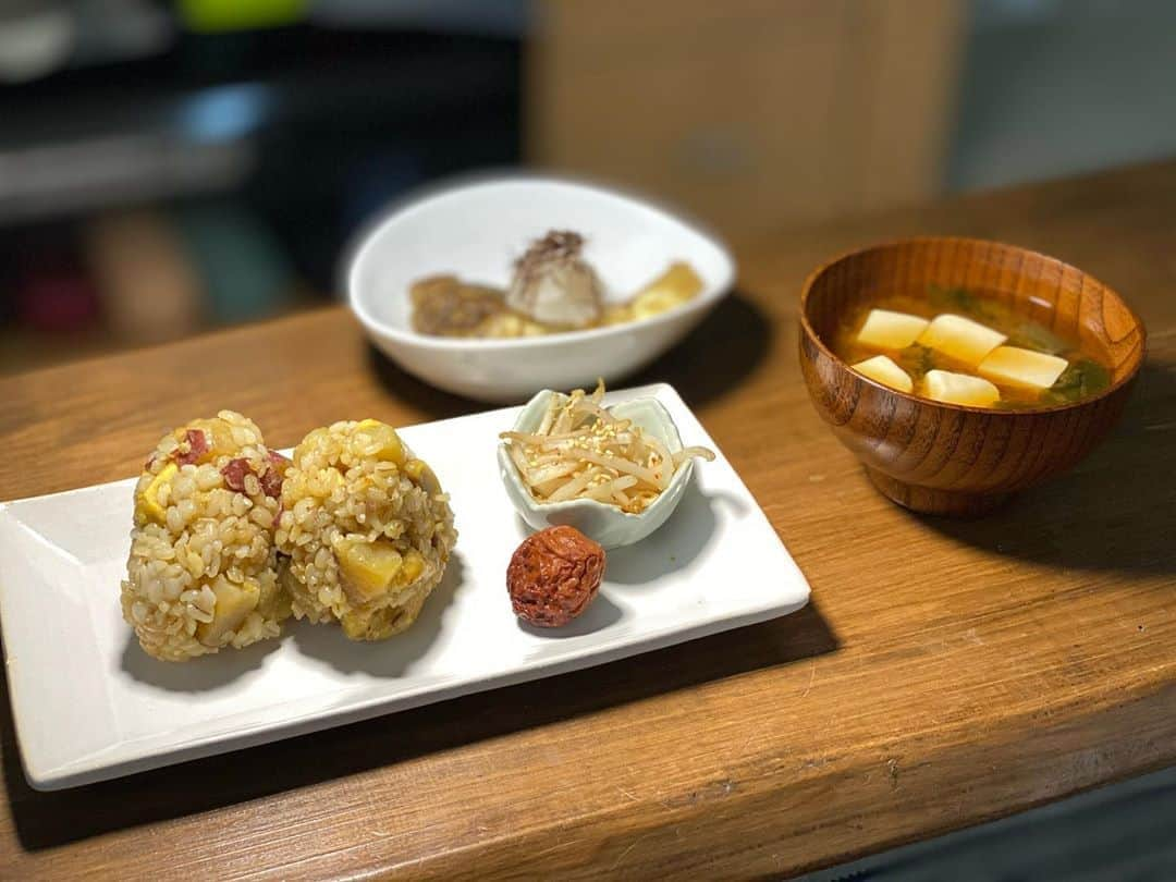 松浦正太郎さんのインスタグラム写真 - (松浦正太郎Instagram)「おはようございます😃 本日のおにぎり🍙‼️ . #秋の味覚 #さつまいも #栗 #栗ご飯 #さつまいもご飯  の #玄米おにぎり #おにぎりアクション  #もやしのキムチ #味噌汁 #焼き茄子 #茄子 #ナス #焼きナス #無農薬 #添加物不使用 の  #オーガニック #梅干し #onigiriaction #onigiriaction2020  #onigiriactionを付けてオニギリの写真をsnsに投稿すると飢餓に苦しむ子ども達の給食費5人分になるらしい #ヴィーガン #vegan #veganfood  #organic #vegetarian  #菜食生活 #俳優 #役者 #バンド」10月7日 11時23分 - shotaro516