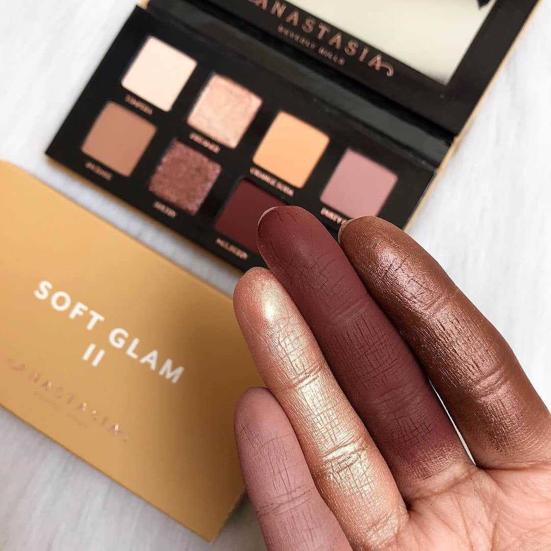 Anastasia Beverly Hillsさんのインスタグラム写真 - (Anastasia Beverly HillsInstagram)「Our latest 😍 @fakhiarif ⁣ ⁣ Mini Soft Glam II & Haute Holiday Gloss Set⁣ ⁣ Try on Soft Glam II using Try It On feature in IG Shop」10月7日 11時25分 - anastasiabeverlyhills