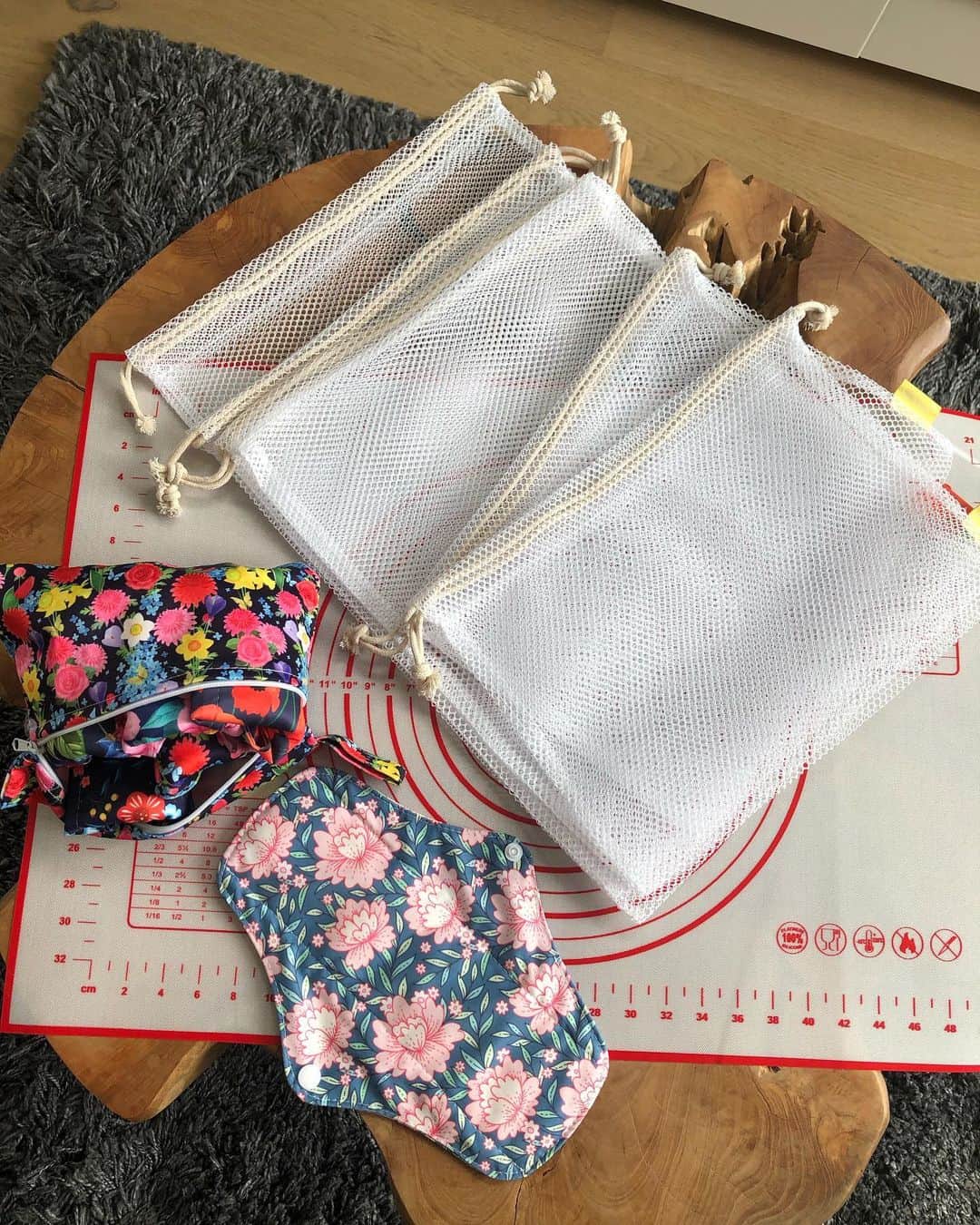 池田沙絵美のインスタグラム：「先日ストーリーにアップしたA plastic ocean(Netflix)でプラスチック、そしてゴミ問題について考えさせられました。 ということで自分に出来ることからSingle use ⇨reusable なものへ♻️  🌱オーブンをよく使うのでベイキングペーパーをシリコン製のものへ。これでもう買わなくていい🥳  🌱エコバックはあるんだけど、こちらは量り売りの国なので野菜や果物を入れるメッシュのバックでプラスチックバックとさよなら👍🏻  🌱女性用の生理用コットンナプキン。洗って繰り返し使えるのでこれももう買う必要なし！これは女性陣に強くオススメです🥺💖  まだまだ出来ることは沢山あるのでアップデートしていきます😊👍🏻」