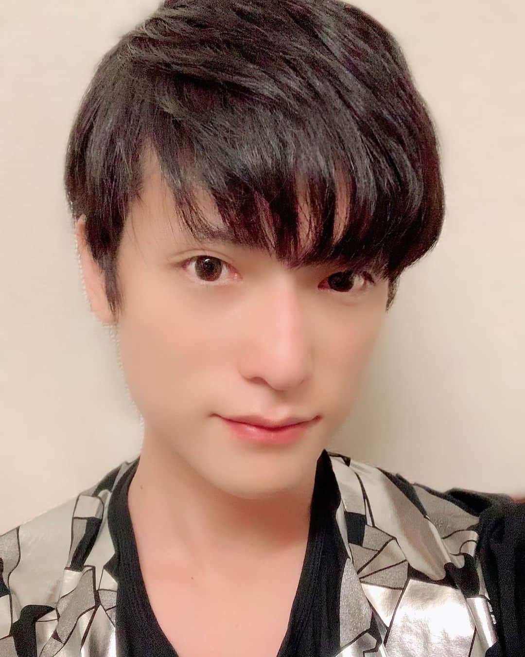 霜月紫のインスタグラム：「じどりー #自撮り #自撮り男子 #黒髪」