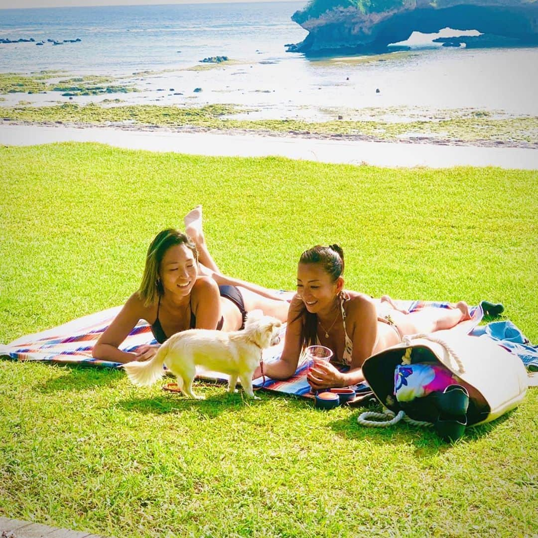 福田朋夏さんのインスタグラム写真 - (福田朋夏Instagram)「少し涼しくなったのでビーチパーティーには最高の季節🍺✨ バーベキューして海入ってウクレレ弾いて、楽しかったな😌✨✨ #okinawa #islandlife #bbq」10月7日 11時40分 - tomoka_fukuda