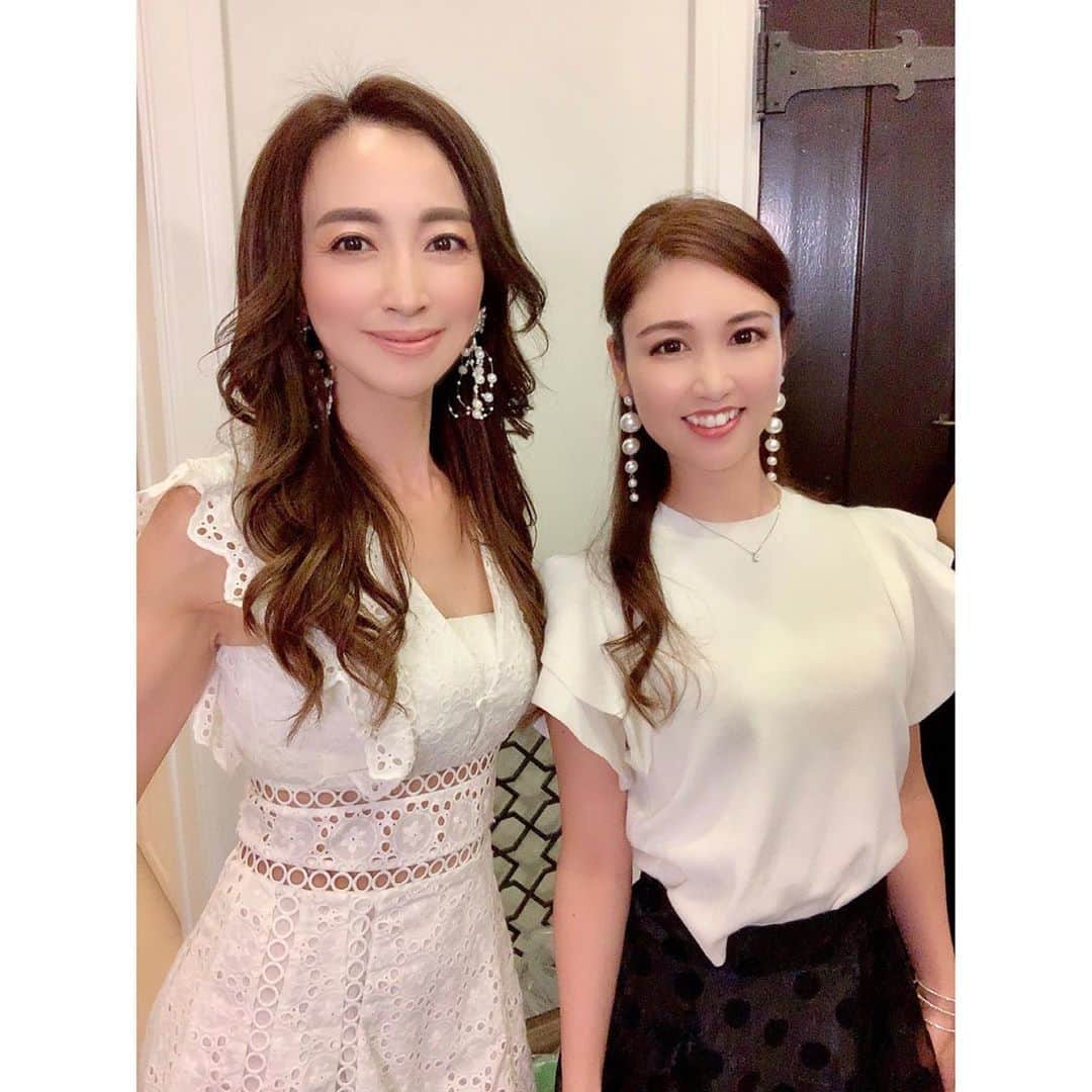 Akiさんのインスタグラム写真 - (AkiInstagram)「とっても素敵なメンバーで CM出演させてもらいました😊 . ご縁に感謝です💕 . 明日10/8(木)より毎週 サンテレビ 23:30から ONAIRされている「VINTAGE 倶楽部」内で 放送されます✨ . ぜひ見て下さいね♡ . #CM出演#テレビCM#CM#ベルウォーター#スパークリング#スパークリング女子会#炭酸水#炭酸飲料#富士山の天然水#ウォーターサーバー#美容#健康#ダイエット#血行促進#音楽番組#音楽#ポップス#70年代#80年代#オトナ女子#美容女子#自分磨き#大人スタイル#癒し系女子#ミセスコンテスト#ファイナリスト#ご縁に感謝#インフルエンサー #bellwater#e-soda」10月7日 11時43分 - aki_0624
