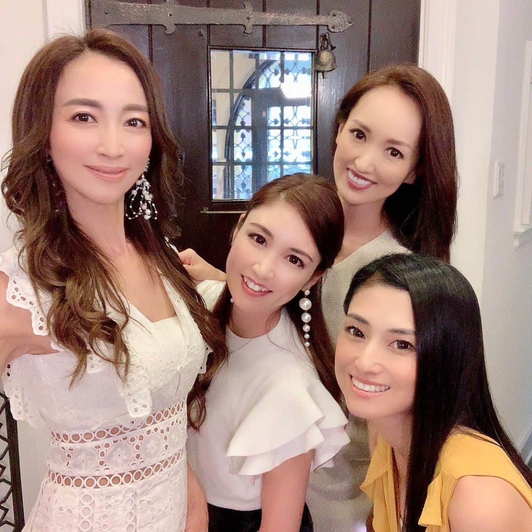 Akiさんのインスタグラム写真 - (AkiInstagram)「とっても素敵なメンバーで CM出演させてもらいました😊 . ご縁に感謝です💕 . 明日10/8(木)より毎週 サンテレビ 23:30から ONAIRされている「VINTAGE 倶楽部」内で 放送されます✨ . ぜひ見て下さいね♡ . #CM出演#テレビCM#CM#ベルウォーター#スパークリング#スパークリング女子会#炭酸水#炭酸飲料#富士山の天然水#ウォーターサーバー#美容#健康#ダイエット#血行促進#音楽番組#音楽#ポップス#70年代#80年代#オトナ女子#美容女子#自分磨き#大人スタイル#癒し系女子#ミセスコンテスト#ファイナリスト#ご縁に感謝#インフルエンサー #bellwater#e-soda」10月7日 11時43分 - aki_0624