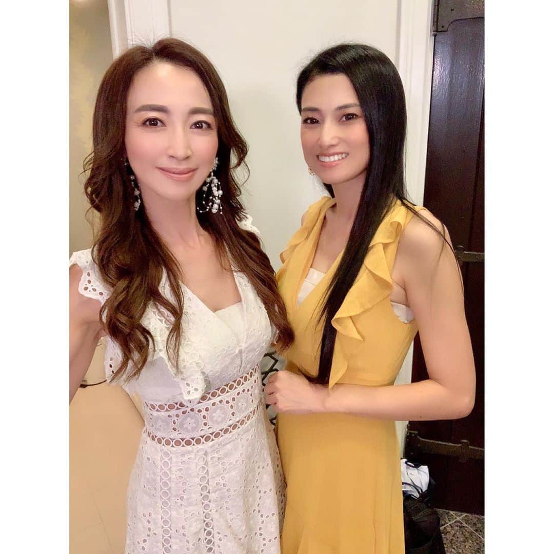 Akiさんのインスタグラム写真 - (AkiInstagram)「とっても素敵なメンバーで CM出演させてもらいました😊 . ご縁に感謝です💕 . 明日10/8(木)より毎週 サンテレビ 23:30から ONAIRされている「VINTAGE 倶楽部」内で 放送されます✨ . ぜひ見て下さいね♡ . #CM出演#テレビCM#CM#ベルウォーター#スパークリング#スパークリング女子会#炭酸水#炭酸飲料#富士山の天然水#ウォーターサーバー#美容#健康#ダイエット#血行促進#音楽番組#音楽#ポップス#70年代#80年代#オトナ女子#美容女子#自分磨き#大人スタイル#癒し系女子#ミセスコンテスト#ファイナリスト#ご縁に感謝#インフルエンサー #bellwater#e-soda」10月7日 11時43分 - aki_0624