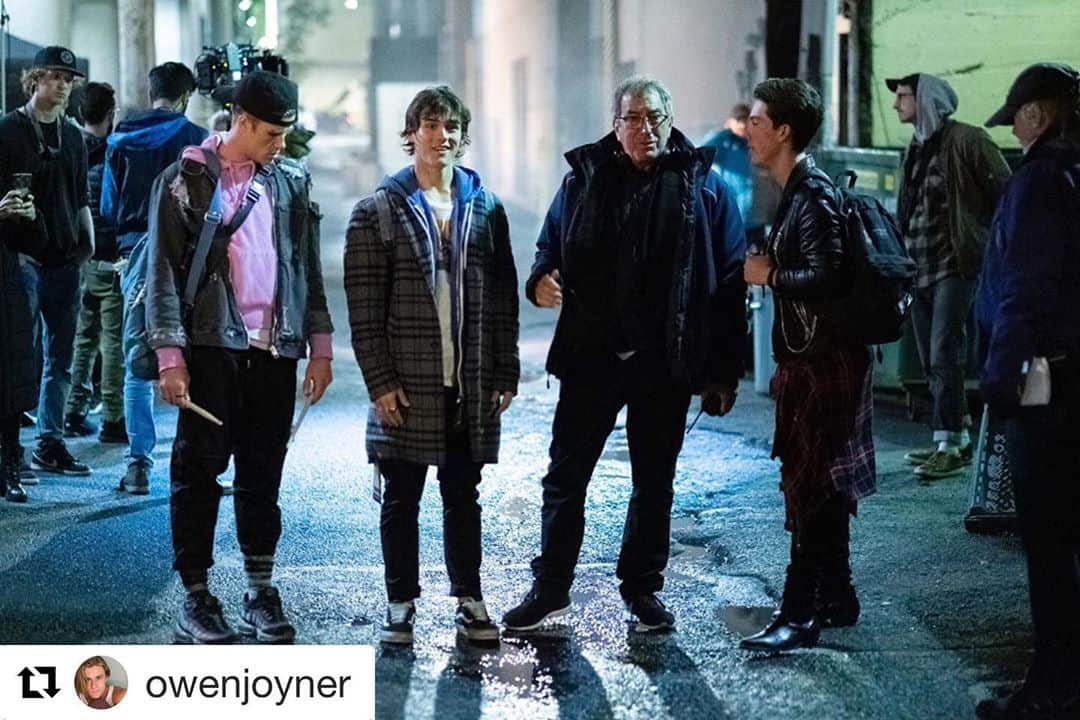 ケニー・オルテガさんのインスタグラム写真 - (ケニー・オルテガInstagram)「I love this photo! The Phantoms, on set, hanging on to my every word-ish. . . lol Love these guys! They are the real deal, a dream team! @julieandthephantoms #sunsetcurve #nowornever #netflix @netflixfamily @netflixlat #jatp #tellyourfriends」10月7日 11時44分 - kennyortegablog