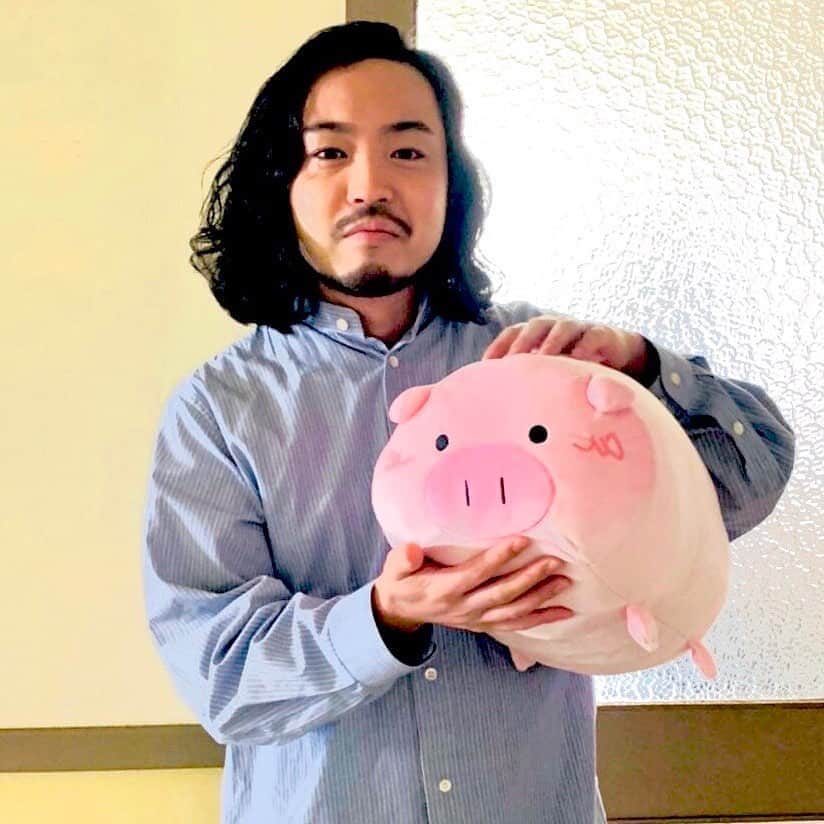 日曜劇場『危険なビーナス』【公式】のインスタグラム：「現場レポート　その10🐖🐖🐖 . . 今日は伯朗さんのお父さん 一清さんにご挨拶‼️ まさかのタイムトリップしちゃいました🕰✨ . 私ブーナス、R-指定 さんのファンでして💕 やさしく撫でてくれて嬉しいなぁ🥰 撮影の合間に私とたくさん 遊んでくださーい💓 . 一清さんが 「撮影の中で発した4️⃣文字のセリフ」… 私は現場でバッチリ聞いちゃいました🐽✨ 答えは放送をお楽しみに〜📺 . 初回放送まであと4️⃣日🎉 . . . #日曜劇場 #危険なビーナス #東野圭吾 #ブーナス #ブーナスの現場レポート #妻夫木聡 #吉高由里子 #ディーンフジオカ #染谷将太 #中村アン #堀田真由 #結木滉星 #福田麻貴 #3時のヒロイン #麻生祐未 #坂井真紀 #安蘭けい #田口浩正 #池内万作 #栗田芳宏 #栗原英雄 #斉藤由貴 #戸田恵子 #小日向文世 #CreepyNuts #R指定 #日曜日よりの使者」