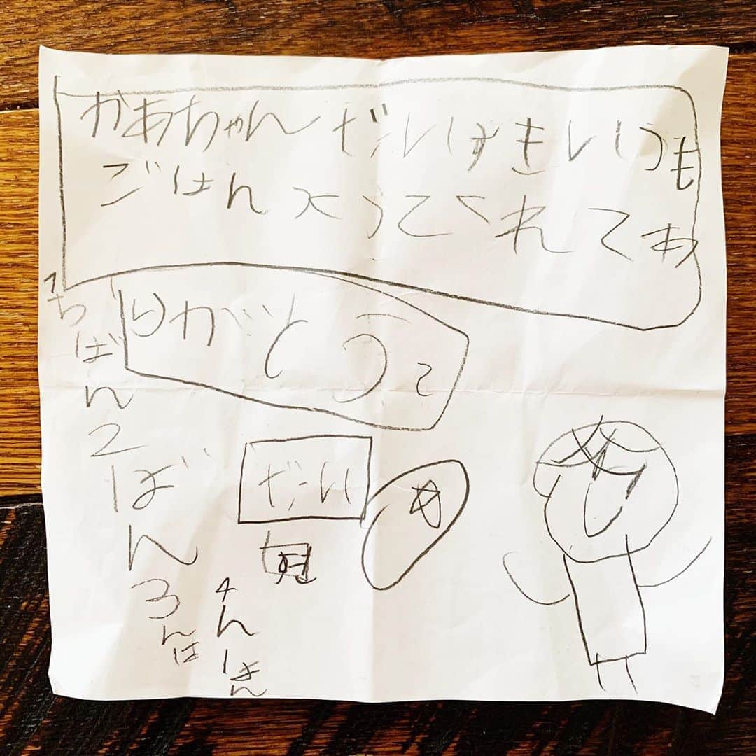 花盛友里のインスタグラム：「昨日もらった手紙。 毎日色んなありがとうの手紙をくれるんだけど、昨日のにはびっくりしたよ。  『かぁちゃんだいすき。いつもごはんつくってくれてありがとう』  世の中の料理のできないお母さんたちー！！！ わたしの適当極まりないandレンチン多々なご飯でもありがとうゆうてくれましたよー！！！  と、大声で言いたい。  長男が2、3歳の時は頑張って母親らしくご飯とか作らんと！って思ってやってたけど、もうやめました。だってできへんし！ さらに頑張って作っても食べへんし！ 料理できへん人が一生懸命作ったもんを食べてもらえない時の悲しさよ。。  おかんになったら料理できるようになるんかと思ったらそんな魔法はかからんし。  世の中にはわたしたちを助けてくれるアイテムやシステム、サービスがたっくさんあるし。  時々［わたしなんでこんなに料理苦手なんやろ、、］って思う時あるけど、この手紙もらって吹っ飛んだわ。  愛情は料理だけで測れない！ 母乳こそが母子の心のつながりにとって最も大事♡みたいなのもほんとうんざり。 関係ないない！パパどうなるんや。 ぎゅーぎゅーして、ちゅーちゅーして、だいすきだよー♡ってそれでいいんやー！  ってことで、わたしほど料理できないおかんもおらんと思いますが、みんなに元気出して欲しくてこれを投稿しておきます。  #令和やし #パルシステムのキットは切ってあるし無添加の調味料ついてるし #レンチンのお弁当も無添加でおいしいやつたくさんあるし #納豆ご飯最強やん」