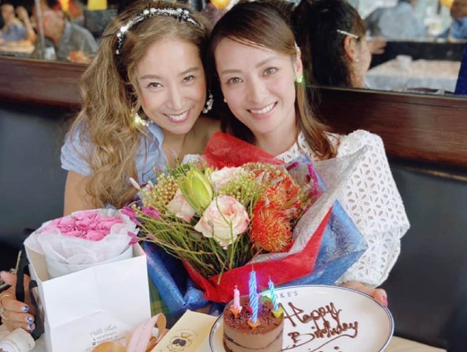 畑田亜希さんのインスタグラム写真 - (畑田亜希Instagram)「Thank you my beautiful ladies for the awesome birthday lunch🎂You guys are so sweet! 💋💋💋 ・ xoxo💕 ・ #2020 #sg #singapore #mybirthday #birthday #birthdaylunch #singaporelife #luke’s #mybeautifulladies」10月7日 12時05分 - akihatada