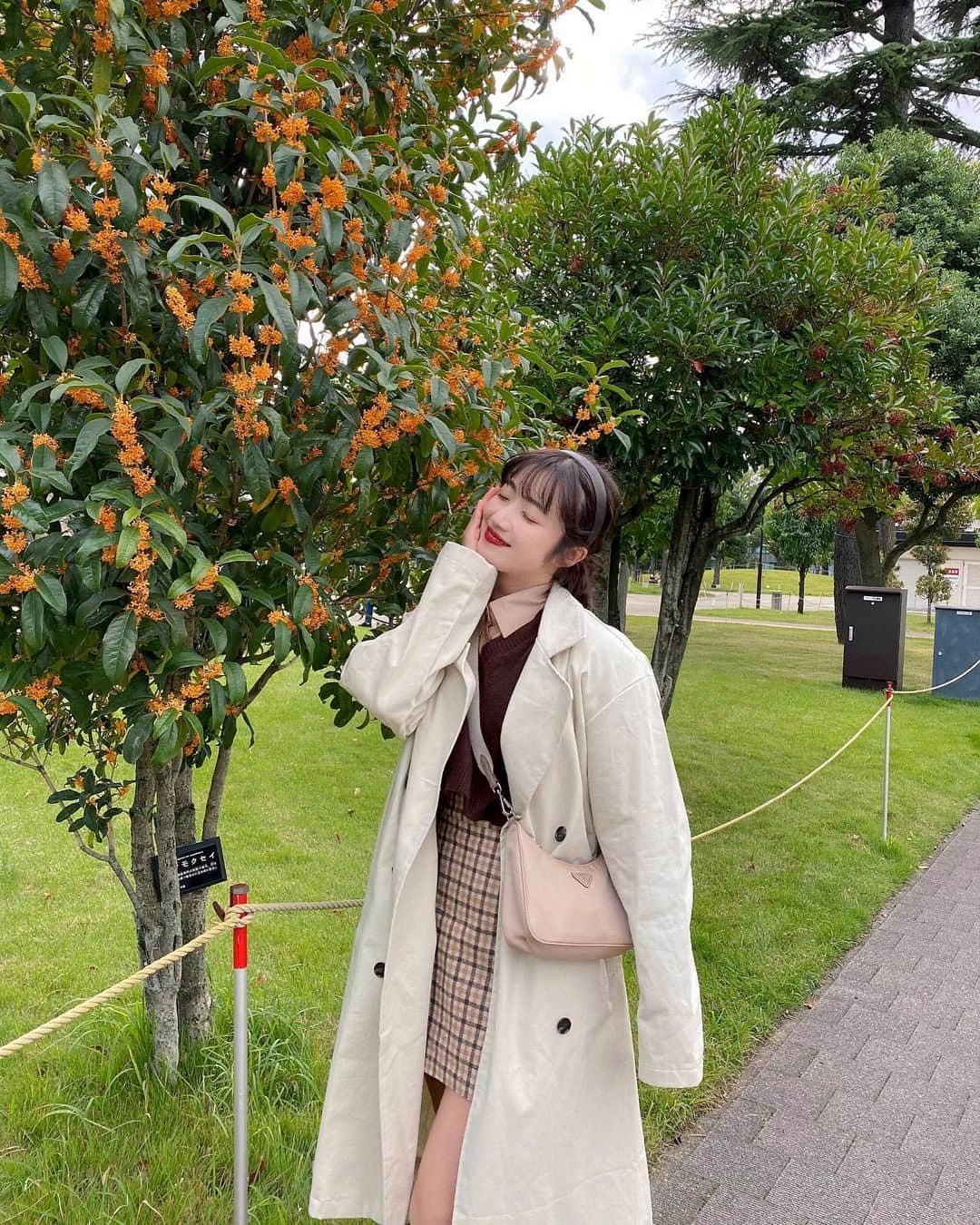 河﨑莉奈さんのインスタグラム写真 - (河﨑莉奈Instagram)「金木犀の香りほんと癒される🤎🍂  trench coat♡　@sonyunara_jp  shirt♡ @brown.bear000  knit vest♡ @freshy_jp  skirt♡ @retro_n_official  bag♡ @prada」10月7日 12時02分 - rinya5588