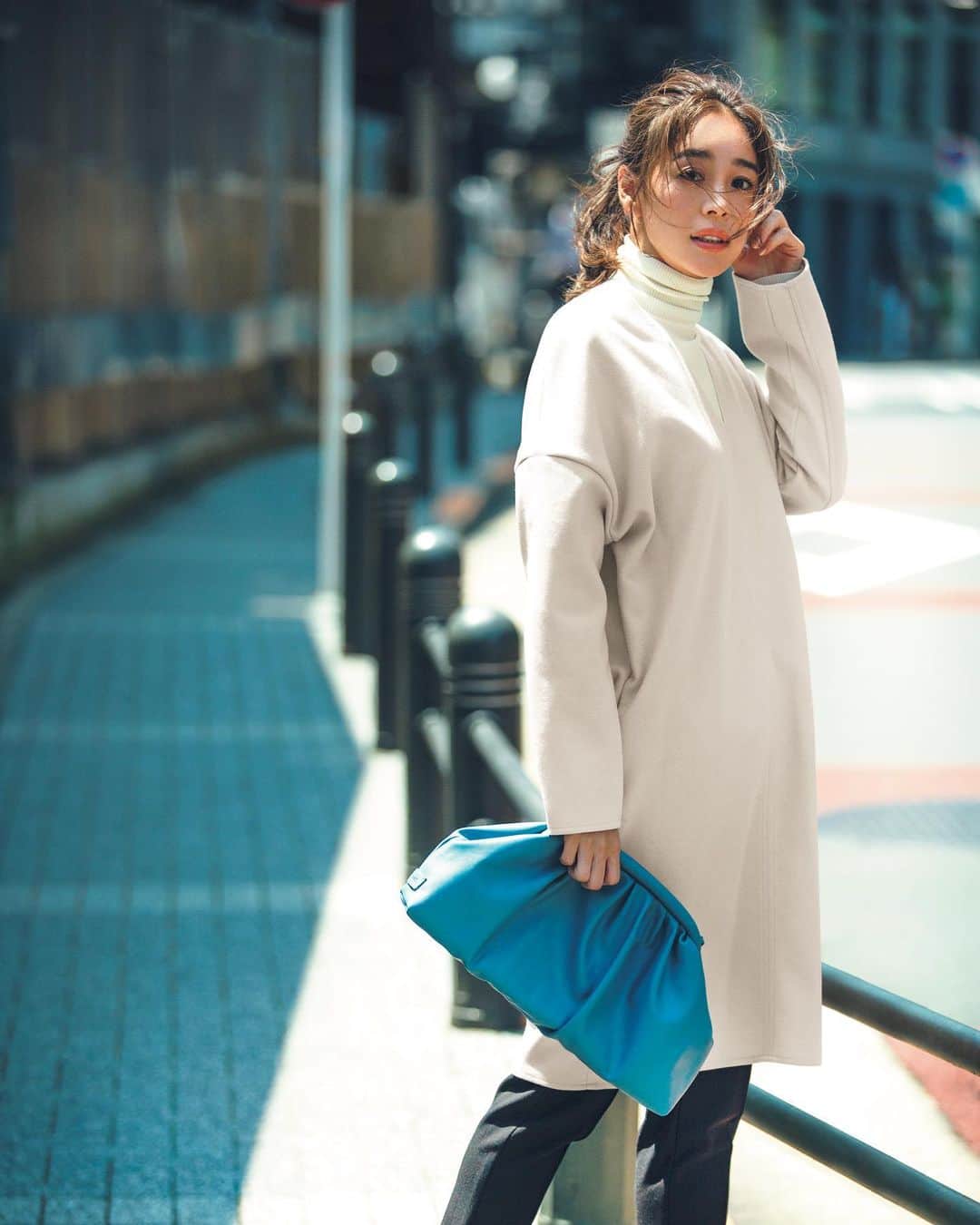 LOUNIE（ルーニィ）さんのインスタグラム写真 - (LOUNIE（ルーニィ）Instagram)「≪LOUNIE Info≫本日発売！VERY11月号掲載の『サックワンピ』。ちょっとしたお出かけから送り迎えまで。様々な"いつものシーン"に必ずフィットする、VERY編集部絶賛のワンピースが登場です✨  ㅤㅤㅤ 適度な厚みのダブルフェイス素材は、体のラインを拾わず、ストンとミニマルなシルエットに。深Vのネックデザインなので、INに様々なトップスをレイヤード。着こなしの雰囲気をガラッと変えることができます👀 ㅤㅤ そしてなんと、洗濯機洗いOK！気軽にお洗濯ができるので、気持ちよく、沢山着ていただけます☆ ㅤㅤ One-piece(10625213①)￥19000+tax エクリュ、ピンク、ネイビーの3色展開。 ㅤㅤ #LOUNIE#lounie#ルーニィ#2020aw#fashion#雑誌very#サックワンピース#レイヤードコーデ#時短コーデ」10月7日 12時13分 - lounie_jp