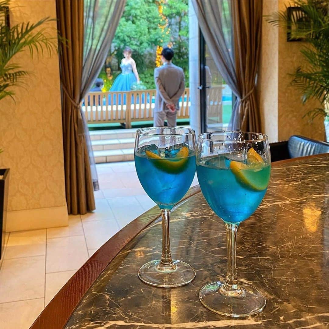 のインスタグラム：「🍸🍸💕 @k.oonishi_wedding_tg  @aoyamageihinkan_official   おふたりのコンセプトに合わせて ブルーのカクテルを💙 レモンで爽やかに〜🍋🌿  #たいせつなものを守る  #やっぱり結婚式っていいな   #青山迎賓館 #青山迎賓館花嫁 #ウェディングプランナー #weddingplanner #テイクアンドギヴニーズ #tg #tg花嫁 #プレ花嫁 #東京花嫁 #卒花嫁 #卒花レポ #日本中のプレ花嫁さんと繋がりたい #tg花嫁さんと繋がりたい #プロポーズ #propose #入籍 #結婚式 #大人婚 #上質ウェディング　 #wedding #ウェディング #東京 #tokyo #南青山 #blue  #bluesky  #ao_drink_ao」