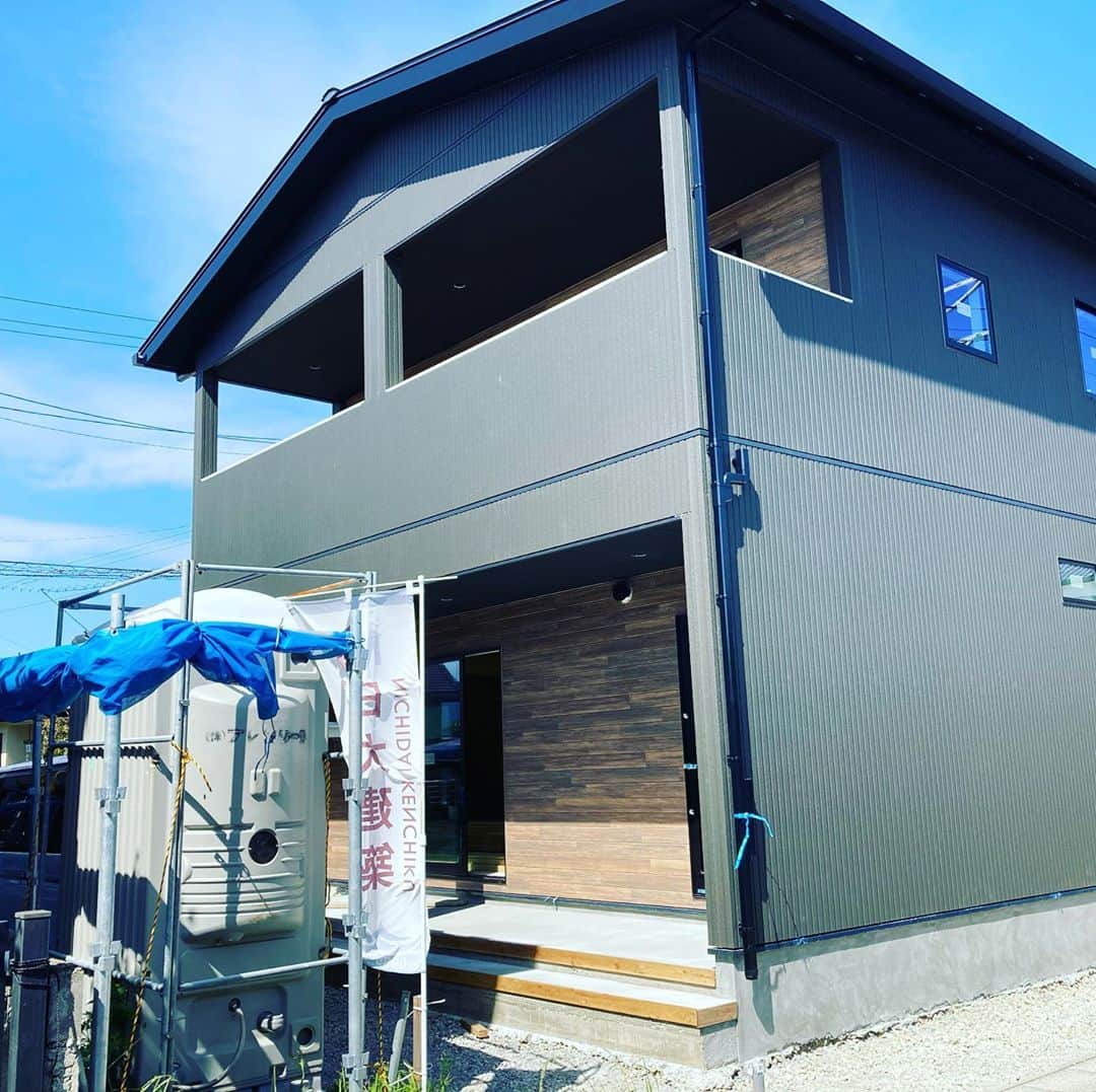 日大建築のインスタグラム：「シンプルモダン間もなく完成‼︎ 展示会予定しております‼︎ #日大建築#カリフォルニアスタイル #サーファーズハウス新築#注文住宅#宮崎市#モダン#オシャレ#ビーチ#海#surf #ハワイ#アメリカン#大工#建築#設計#ウッドスタイル#中古住宅#リフォーム#リノベーション#カバードポーチ#ウッドデッキ#ヘリンボーン#マイホーム#家造り」
