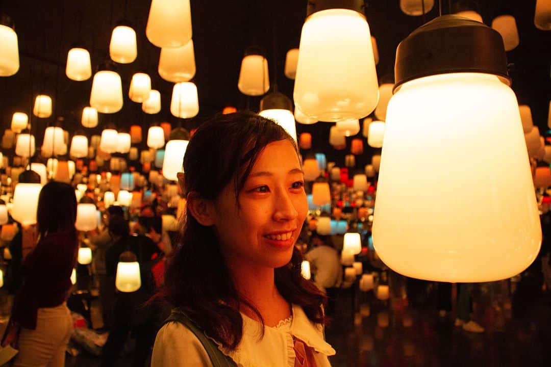 桜愛美さんのインスタグラム写真 - (桜愛美Instagram)「光り輝ける存在になれたい 気配りが出来る人になりたい 優しくありたい。 自分に厳しく、周りに優しく..大人にならないとね  いつもありがとう 感謝の気持ちを忘れずに  #model #被写体モデルさんと繋がりたい #被写体モデル  #童顔 #福岡 #シンガーソングライター #モデル #チームラボ #佐賀 #気配り #周り #感謝 #存在 #大人 #気持ち #自分 #人 #行動習慣 #年齢 #年代 #思想 #価値観 #シャンデリア #lighting_fixture #治具 #キャンドル #夜 #光 #お祝い #ランプ」10月7日 12時07分 - manami_guitars