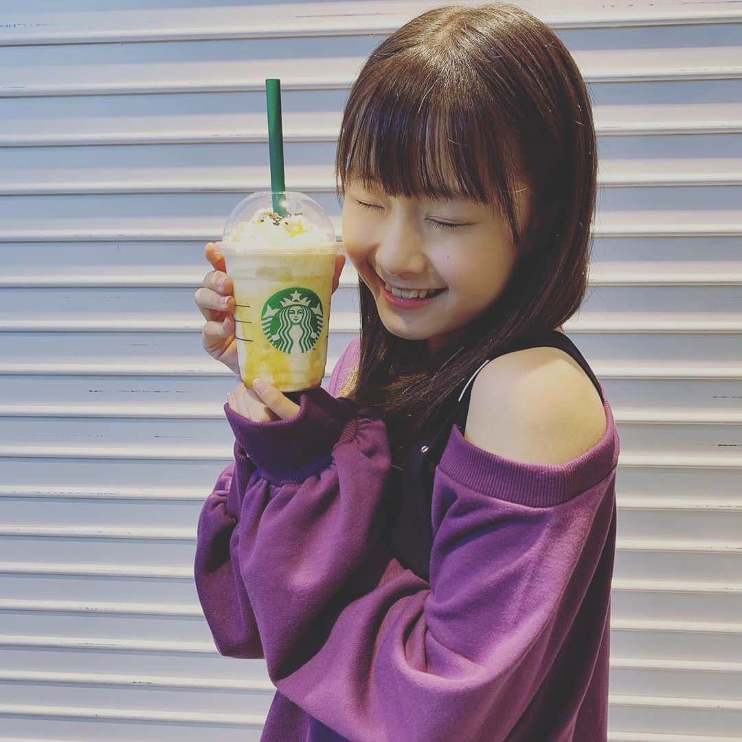 新倉愛海さんのインスタグラム写真 - (新倉愛海Instagram)「かあちゃんに奢って貰っちゃった！！！スタバやったぁぁぁ(*´ｰ`*人*´ｰ`*)💓﻿ ﻿ すごくあまあまでした！でもゴマが香ると一気に大学芋感が！﻿ 時々出てくるお芋ちゃんをストローで吸えた時にすごく嬉しい気持ちになるんです😂💓﻿ ﻿ #アプガ2 #アイドル #スタバ #新作 #大学芋フラペチーノ #おいしい」10月7日 12時09分 - ami_niikura_uug2ki