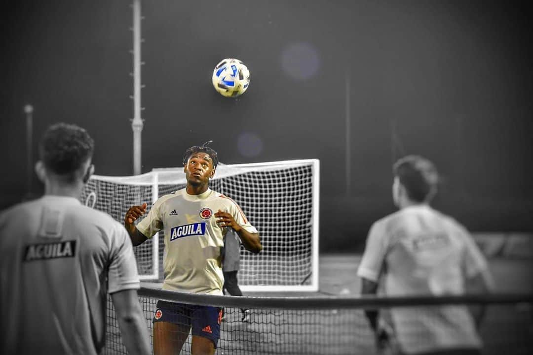 サッカー コロンビア代表チームのインスタグラム：「🐃🔥⚽  @duvanzapata91   #VamosColombia 🇨🇴」