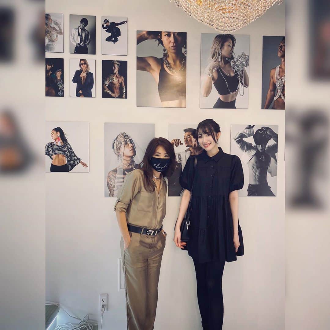 黒田瑞貴のインスタグラム：「先日お世話になっている 只石布久美さんの写真展に行ってきましたー❤️  写真展 Fitness×Jewelry 〜Fitness bodyとYumi Katsura jewelryの融合〜  桂由美さんの大胆なジュエリーに負けない身体 パリコレの舞台裏のお写真も素敵でした😌  桂由美ブライダルハウスの一階がカフェに変わってて、そこでお茶もいただきました❤️ 本当に外観から中まで女性なら誰しも憧れる空間だなって…カフェも可愛かったぁ☺️  #yumikatsura #fitness #写真展　#フォトグラファー #桂由美　#jewelry #fashion」