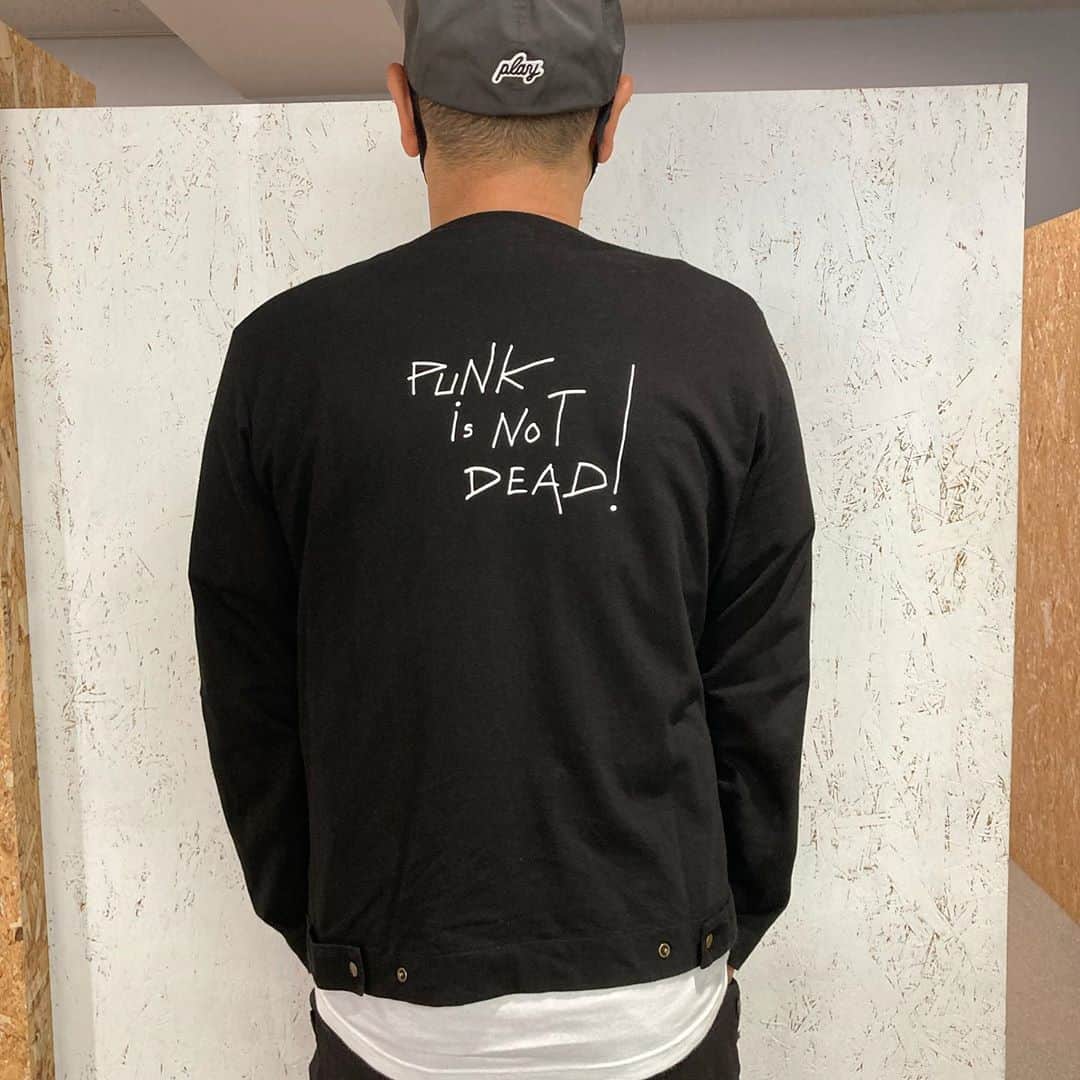 中島ヒロトさんのインスタグラム写真 - (中島ヒロトInstagram)「PUNK IS NOT DEAD  アニエス買ったのなんて、何年ぶりだろ？ 変わらず、上品で、パンク。 今日はなんかモノトーン。  #agnisb  #punkisnotdead  #playdesign #workdaysbecameplaydays」10月7日 12時22分 - djhirotonakajima