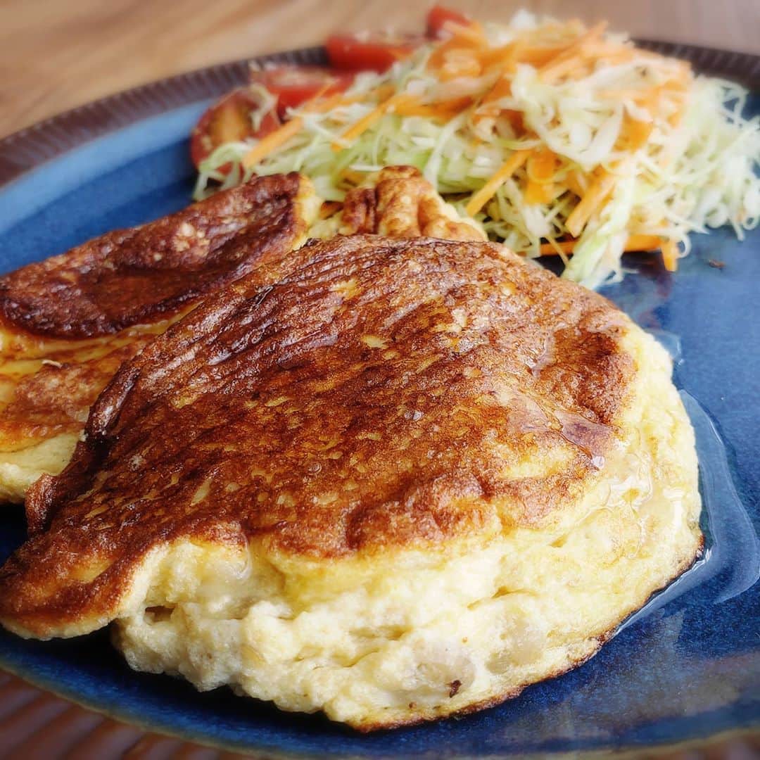 のインスタグラム：「最近、１食はちゃんと食べて それ以外はグルテンフリー生活してます。卵とバナナだけのパンケーキとやら。まぁオムレツみたいだけど（笑）美味しいですよ😆 蜂蜜かけて。  材料混ぜるとき 卵の白身だけ 泡立て器でホイップしました✨ ふわふわになるように。  #グルテンフリー生活 #バナナ #卵 #蜂蜜 #サラダ #美味しい😋 #cooking #banana #egg #pancake #honey #salada」
