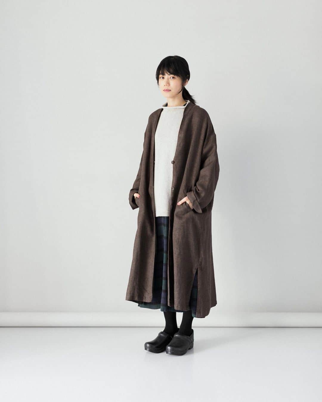 のインスタグラム：「【 blue willow 】長く着られるアウター、永く愛せるレイヤード。﻿ ﻿ 仕上がりの雰囲気や、実際に袖を通したときの印象までを思い描いて、丁寧なものづくりをおこなう「blue willow」から秋の新作アイテムが届きました。﻿ 今回は、長い季節にわたって着られるアウターと、永い間愛せるレイヤードスタイルをご紹介します。涼しい季節にそっと寄り添う、起毛加工の服にもご注目ください。﻿ ﻿ ﻿ -----------﻿ ■リネンツイルローブコート[ISW-2A47-1660-A]﻿ 柔らかなリネンツイル生地で、着心地よく仕立てたローブコートです。﻿ 生地には秋らしさのある起毛加工を施し、優しげな風合いに仕上げました。﻿ ﻿ ﻿ -----------﻿ ■コットンリネン太番手 ショールカラージャケット[ISW-2A47-1659-A]﻿ ブラウスとスカートの女性らしいスタイリングに、ジャケットをプラスして甘さを抑えました。落ち着いた色味でまとめることで、凛としたハンサムな雰囲気に。﻿ ﻿ ﻿ -----------﻿ ■Wフェイスフリースジャケット[ISW-2A47-1662-A]﻿ カットソー素材にカジュアルなディティールを加えることで、気軽に着られるジャケットに仕立てました。﻿ 裏地は毛足があるので温かく、襟や袖を折り返したアレンジもコーディネートのポイントに。﻿ ﻿ ﻿ ﻿ ------------------------------﻿ ▶️お買いものは写真内のタグをタップしてくださいね。またはプロフィールからもナチュランへリンクしています。→@natulan_official﻿ ﻿ ▶️写真内のタグは、販売中でも消えている場合がございます。ぜひ、ナチュランの検索窓から、注文番号又は商品名を、検索してみてくださいね。﻿ ﻿ ▶️プロフィール画面では、季節のおすすめ商品や、再入荷情報をご紹介しています。ぜひ、ご覧くださいませ。→@natulan_official﻿ ﻿ ----------- #lifewear #fashion #今日のコーデ #コーディネート #ファッション #ナチュラル #ナチュラン #natulan #日々の暮らし #暮らしを楽しむ #シンプルライフ #シンプルコーデ #大人女子 #大人コーデ #ナチュラルコーデ #アウター #レイヤード #リネン #ローブ #コート #ジャケット #ブラウス #スカート #秋コーデ #冬コーデ #フリース #bluewillow #ブルーウィロウ #natulan_official @izuuumixxx」