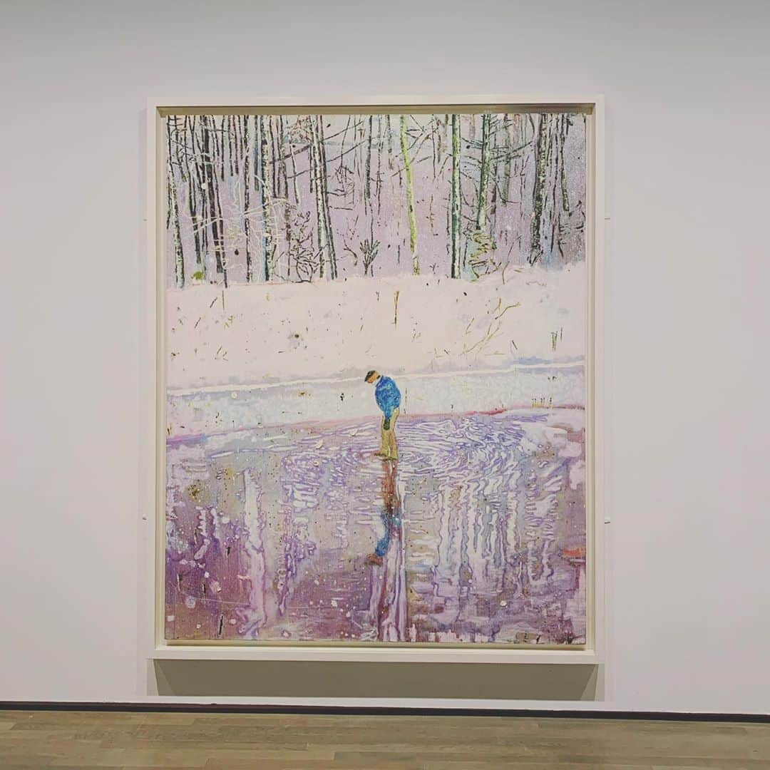 のインスタグラム：「ピーター・ドイグ展。 コロナ前は年に2回は海外に行き美術館を回っていたので 久しぶりの広々とした余白を生かした鷹揚な空間に、気分が上がりました❕  一つの絵にニ次元と三次元が混ざったような作品を前に脳の隙間に風が通るような清々しい気分になりました。 暗くて怖いテーマの作品もあるのに、人間の闇や重さ、苦しみを感じさせないのはピータードイグの人間性なのかな？ とってもいい刺激をもらえます  #東京国立近代美術館 #ピータードイグ展 #peterdoig」