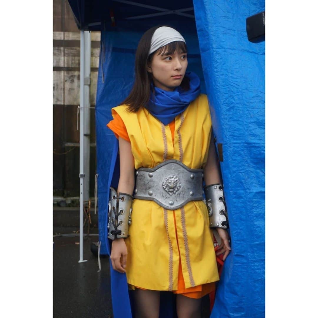 芳根京子さんのインスタグラム写真 - (芳根京子Instagram)「衣装さんが作ってくださった 勇者服。  手作りです。すごいですよね。  衣装合わせの時 肩にもゴツいのついてたのですが、 こうした方が動きやすいかな、とか かわいいかな、とか 改良を重ねてくださいました。  感謝です🙇‍♀️🙇‍♀️  #あのコの夢を見たんです。」10月7日 12時41分 - yoshinekyoko