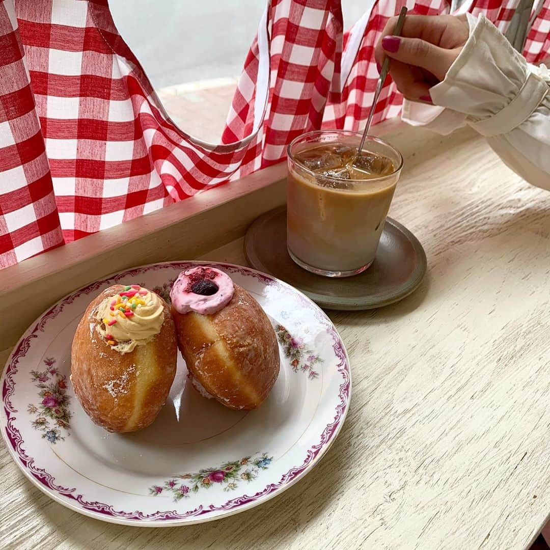 りょうくんグルメさんのインスタグラム写真 - (りょうくんグルメInstagram)「【蔵前　chigaya】 韓国風ドーナッツ🍩 ㅤㅤㅤㅤㅤㅤㅤㅤㅤㅤㅤㅤㅤ 🏠#蔵前　#chigaya 🚶‍♂️新御徒町駅徒歩10分 📖Mixベリードーナッツ(¥370+tax) キャラメルドーナツ(¥370+tax) ラテ(¥600+tax)×2  韓国風ドーナツの食べられるお店。 ドーナッツふわふわもちもち キャラメルは甘さ控えめ。苦味あってうまい。 ㅤㅤㅤㅤㅤㅤㅤㅤㅤㅤㅤㅤㅤ ブルーベリーも甘さ控えめ。 甘さ控えめなのに美味しく満足できるおいしさ。 ㅤㅤㅤㅤㅤㅤㅤㅤㅤㅤㅤㅤㅤ 店内静かでいい雰囲気。落ち着いてる。 韓国風のカフェ。 カウンター6席 テーブル三つに大テーブル一つ。 店内女性だけ。 おひとりさましやすい。 ㅤㅤㅤㅤㅤㅤㅤㅤㅤㅤㅤㅤㅤ ドーナツ以外にも他にパンもある。 時期によってドーナッツの味が違うっぽい。 チェリー乗ってるやつ食べたかった。 ㅤㅤㅤㅤㅤㅤㅤㅤㅤㅤㅤㅤㅤ 店員さん親切な感じでまったり過ごせる。 雰囲気抜群！ ㅤㅤㅤㅤㅤㅤㅤㅤㅤㅤㅤㅤㅤ これはうまうまや！  9:00〜18:30 定休日月曜日  東京都台東区鳥越2-8-11」10月7日 12時32分 - uryo1113