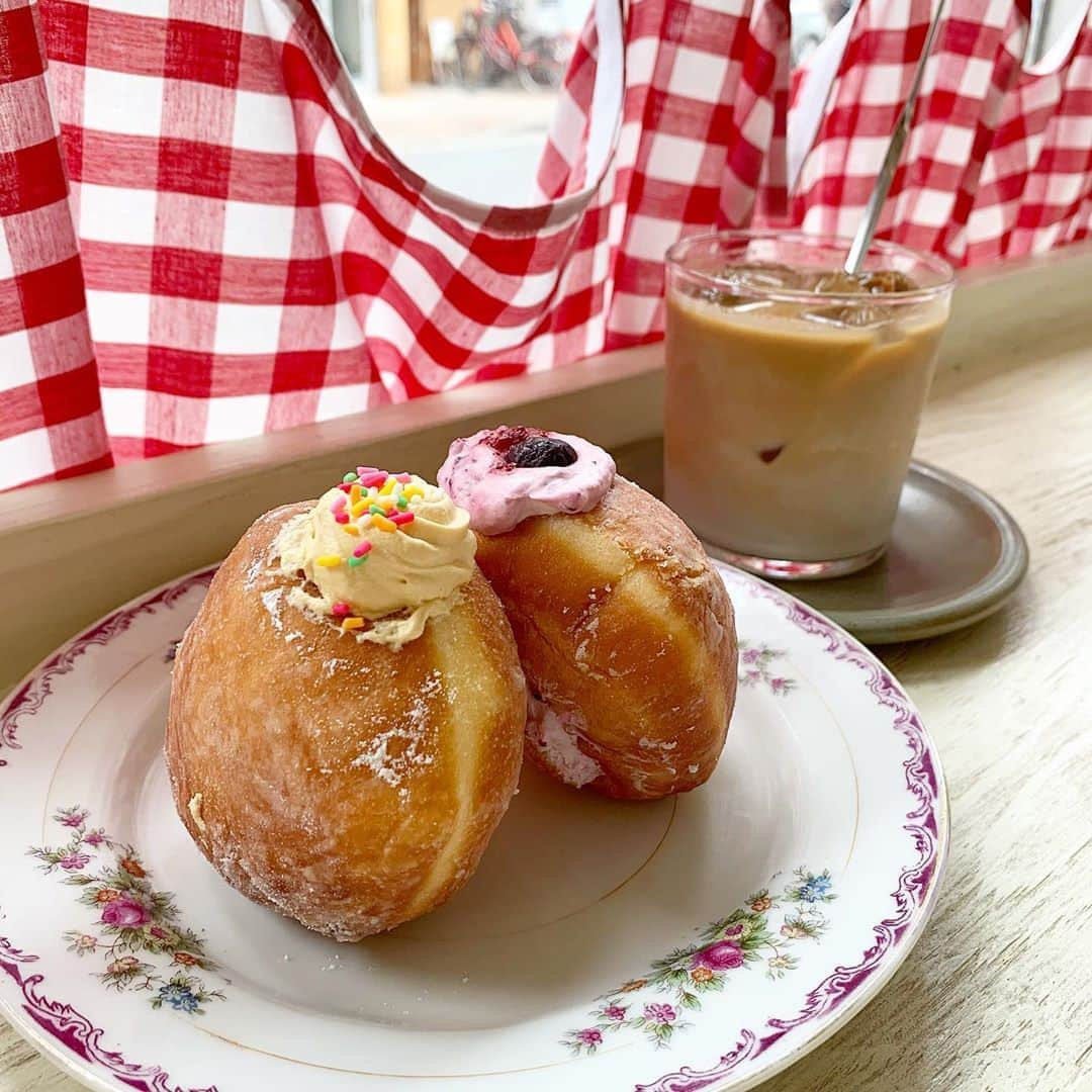 りょうくんグルメさんのインスタグラム写真 - (りょうくんグルメInstagram)「【蔵前　chigaya】 韓国風ドーナッツ🍩 ㅤㅤㅤㅤㅤㅤㅤㅤㅤㅤㅤㅤㅤ 🏠#蔵前　#chigaya 🚶‍♂️新御徒町駅徒歩10分 📖Mixベリードーナッツ(¥370+tax) キャラメルドーナツ(¥370+tax) ラテ(¥600+tax)×2  韓国風ドーナツの食べられるお店。 ドーナッツふわふわもちもち キャラメルは甘さ控えめ。苦味あってうまい。 ㅤㅤㅤㅤㅤㅤㅤㅤㅤㅤㅤㅤㅤ ブルーベリーも甘さ控えめ。 甘さ控えめなのに美味しく満足できるおいしさ。 ㅤㅤㅤㅤㅤㅤㅤㅤㅤㅤㅤㅤㅤ 店内静かでいい雰囲気。落ち着いてる。 韓国風のカフェ。 カウンター6席 テーブル三つに大テーブル一つ。 店内女性だけ。 おひとりさましやすい。 ㅤㅤㅤㅤㅤㅤㅤㅤㅤㅤㅤㅤㅤ ドーナツ以外にも他にパンもある。 時期によってドーナッツの味が違うっぽい。 チェリー乗ってるやつ食べたかった。 ㅤㅤㅤㅤㅤㅤㅤㅤㅤㅤㅤㅤㅤ 店員さん親切な感じでまったり過ごせる。 雰囲気抜群！ ㅤㅤㅤㅤㅤㅤㅤㅤㅤㅤㅤㅤㅤ これはうまうまや！  9:00〜18:30 定休日月曜日  東京都台東区鳥越2-8-11」10月7日 12時32分 - uryo1113