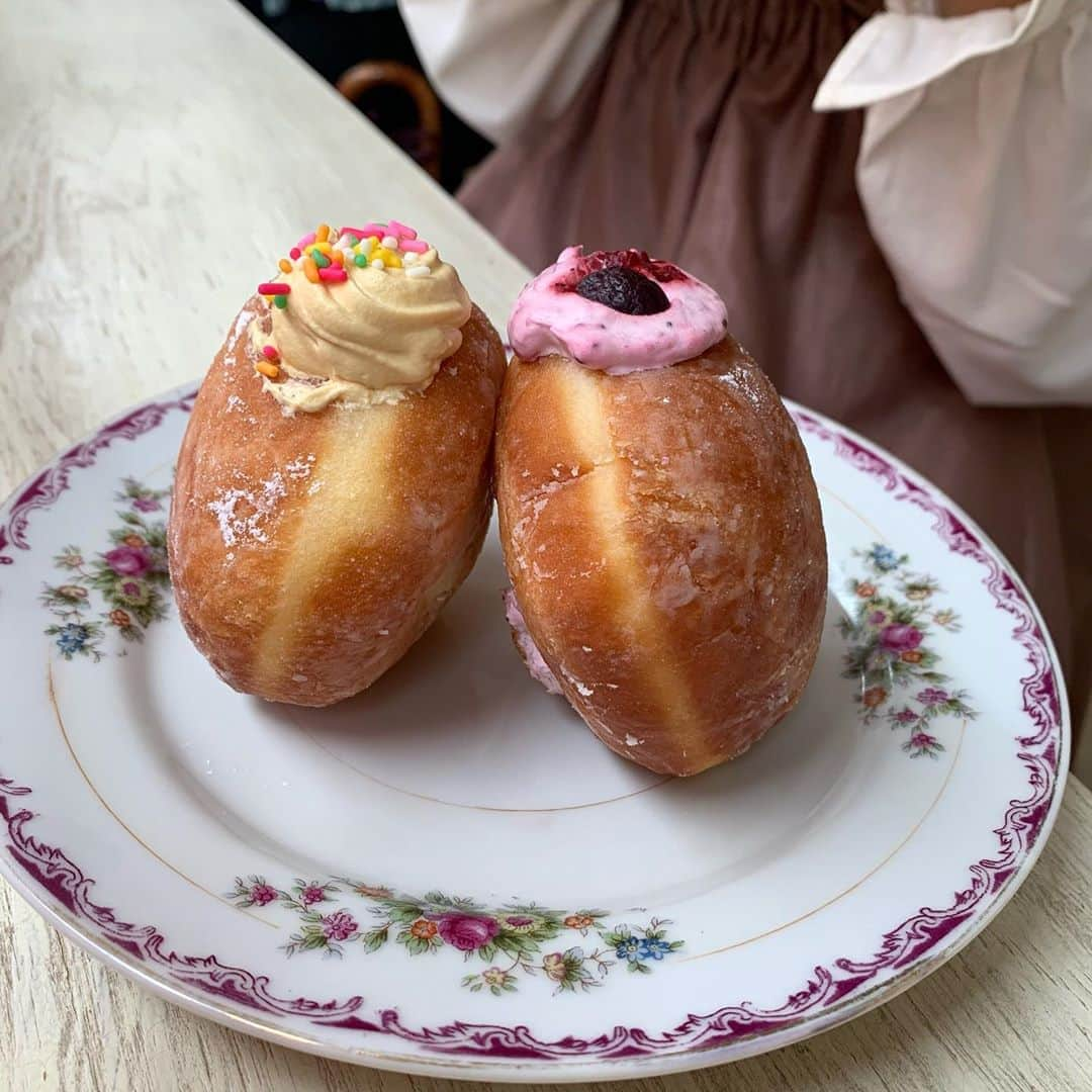 りょうくんグルメさんのインスタグラム写真 - (りょうくんグルメInstagram)「【蔵前　chigaya】 韓国風ドーナッツ🍩 ㅤㅤㅤㅤㅤㅤㅤㅤㅤㅤㅤㅤㅤ 🏠#蔵前　#chigaya 🚶‍♂️新御徒町駅徒歩10分 📖Mixベリードーナッツ(¥370+tax) キャラメルドーナツ(¥370+tax) ラテ(¥600+tax)×2  韓国風ドーナツの食べられるお店。 ドーナッツふわふわもちもち キャラメルは甘さ控えめ。苦味あってうまい。 ㅤㅤㅤㅤㅤㅤㅤㅤㅤㅤㅤㅤㅤ ブルーベリーも甘さ控えめ。 甘さ控えめなのに美味しく満足できるおいしさ。 ㅤㅤㅤㅤㅤㅤㅤㅤㅤㅤㅤㅤㅤ 店内静かでいい雰囲気。落ち着いてる。 韓国風のカフェ。 カウンター6席 テーブル三つに大テーブル一つ。 店内女性だけ。 おひとりさましやすい。 ㅤㅤㅤㅤㅤㅤㅤㅤㅤㅤㅤㅤㅤ ドーナツ以外にも他にパンもある。 時期によってドーナッツの味が違うっぽい。 チェリー乗ってるやつ食べたかった。 ㅤㅤㅤㅤㅤㅤㅤㅤㅤㅤㅤㅤㅤ 店員さん親切な感じでまったり過ごせる。 雰囲気抜群！ ㅤㅤㅤㅤㅤㅤㅤㅤㅤㅤㅤㅤㅤ これはうまうまや！  9:00〜18:30 定休日月曜日  東京都台東区鳥越2-8-11」10月7日 12時32分 - uryo1113