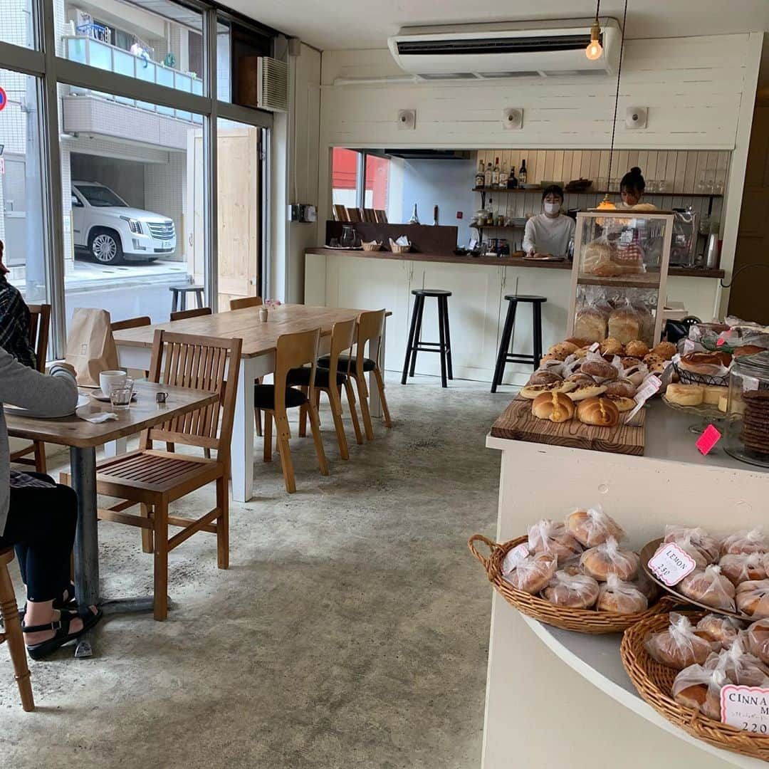 りょうくんグルメさんのインスタグラム写真 - (りょうくんグルメInstagram)「【蔵前　chigaya】 韓国風ドーナッツ🍩 ㅤㅤㅤㅤㅤㅤㅤㅤㅤㅤㅤㅤㅤ 🏠#蔵前　#chigaya 🚶‍♂️新御徒町駅徒歩10分 📖Mixベリードーナッツ(¥370+tax) キャラメルドーナツ(¥370+tax) ラテ(¥600+tax)×2  韓国風ドーナツの食べられるお店。 ドーナッツふわふわもちもち キャラメルは甘さ控えめ。苦味あってうまい。 ㅤㅤㅤㅤㅤㅤㅤㅤㅤㅤㅤㅤㅤ ブルーベリーも甘さ控えめ。 甘さ控えめなのに美味しく満足できるおいしさ。 ㅤㅤㅤㅤㅤㅤㅤㅤㅤㅤㅤㅤㅤ 店内静かでいい雰囲気。落ち着いてる。 韓国風のカフェ。 カウンター6席 テーブル三つに大テーブル一つ。 店内女性だけ。 おひとりさましやすい。 ㅤㅤㅤㅤㅤㅤㅤㅤㅤㅤㅤㅤㅤ ドーナツ以外にも他にパンもある。 時期によってドーナッツの味が違うっぽい。 チェリー乗ってるやつ食べたかった。 ㅤㅤㅤㅤㅤㅤㅤㅤㅤㅤㅤㅤㅤ 店員さん親切な感じでまったり過ごせる。 雰囲気抜群！ ㅤㅤㅤㅤㅤㅤㅤㅤㅤㅤㅤㅤㅤ これはうまうまや！  9:00〜18:30 定休日月曜日  東京都台東区鳥越2-8-11」10月7日 12時32分 - uryo1113