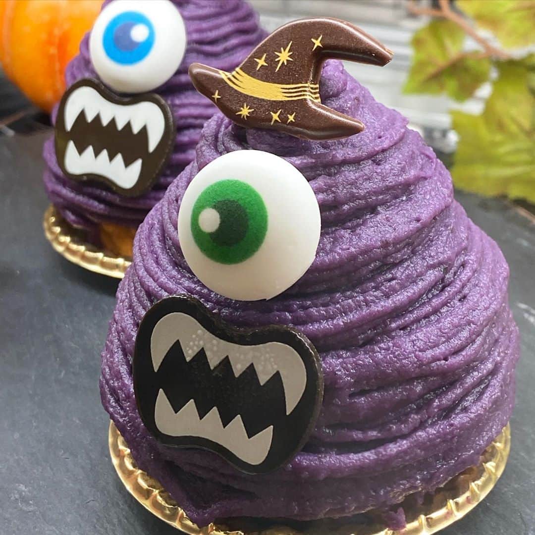 【公式】ルネッサンスリゾートオキナワのインスタグラム：「Happy Halloween ♪﻿ ロビーラウンジに、10月限定ハロウィーンスイーツが登場。ホテルメイドのカワイイモンスターたちを召し上がれ。﻿ ﻿ トリック・オア・トリート　モンブラン　¥600﻿ フランケンシュタイン　¥600﻿ ﻿ 税・サービス料別﻿ ﻿ Trick or Treat !﻿ 食べなきゃイタズラしちゃうぞ！﻿ ﻿ ﻿ #ハロウィーン #沖縄 #リゾート #ホテル #ルネッサンスリゾートオキナワ﻿ #halloween #okinawa #resort #hotel #renaissanceokin」